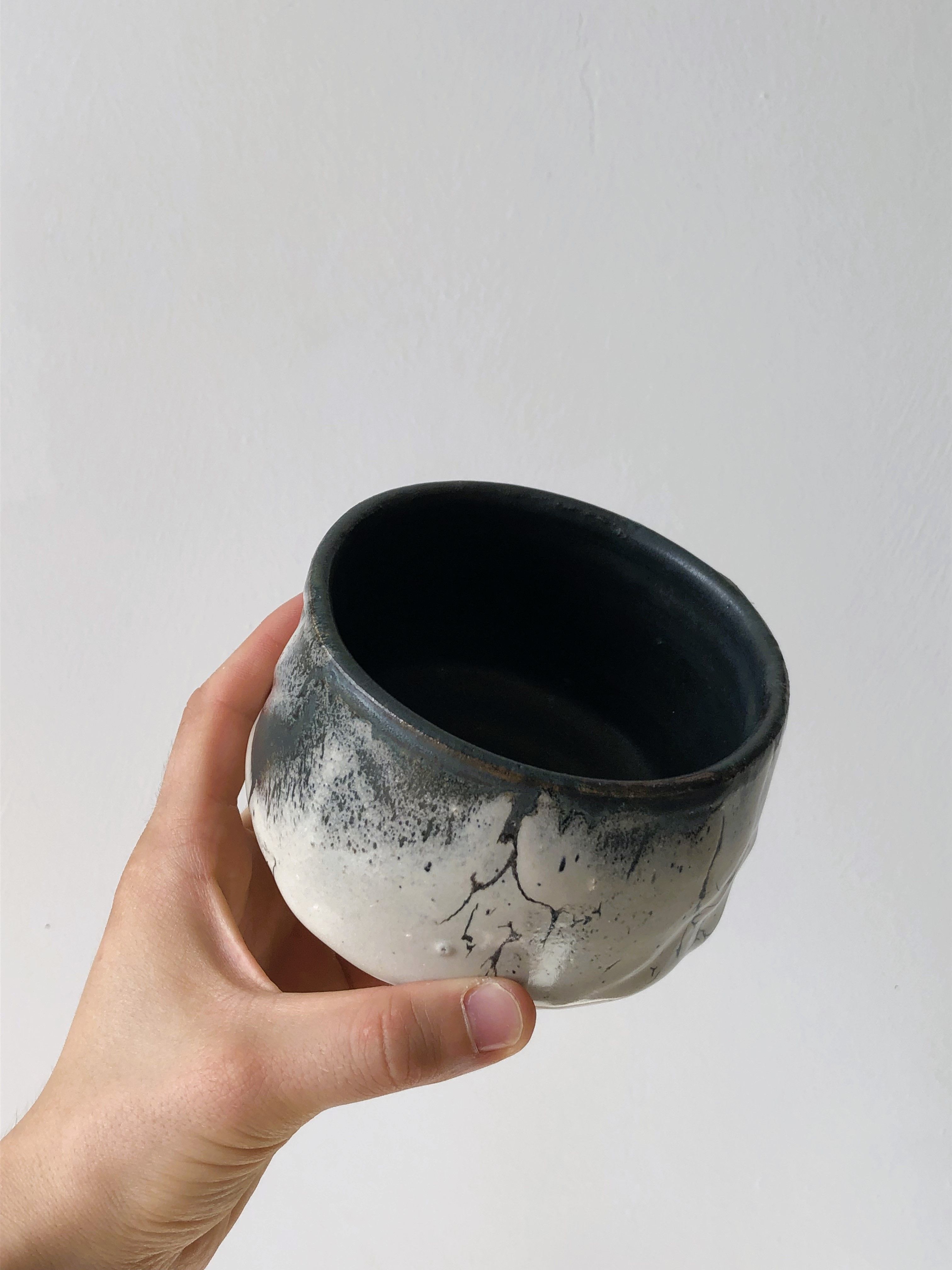 Small bowl or flower pot cover in black and white ceramic, signed, very decorative in excellent condition
