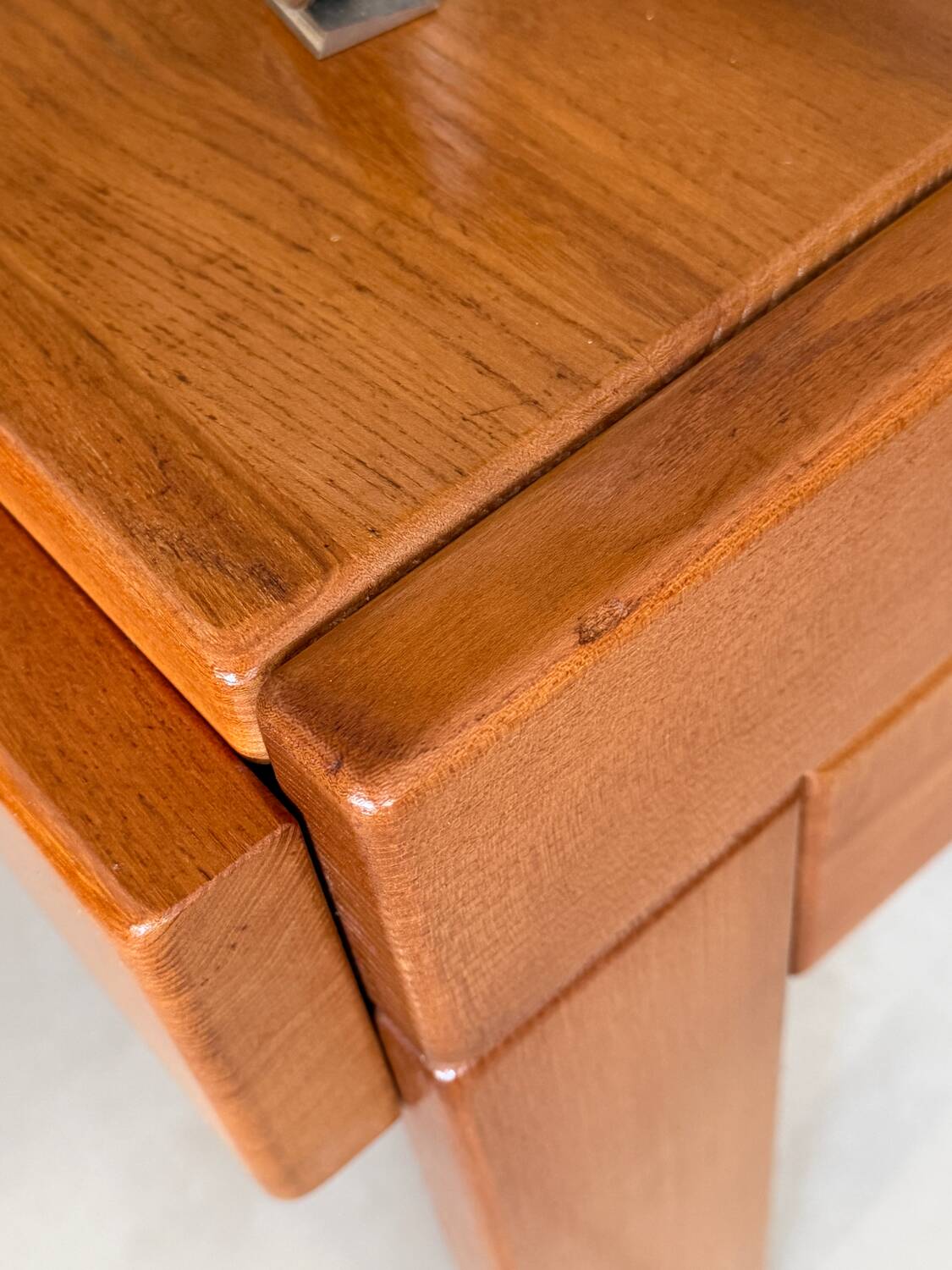 Solid elm bedside table – Maison Regain