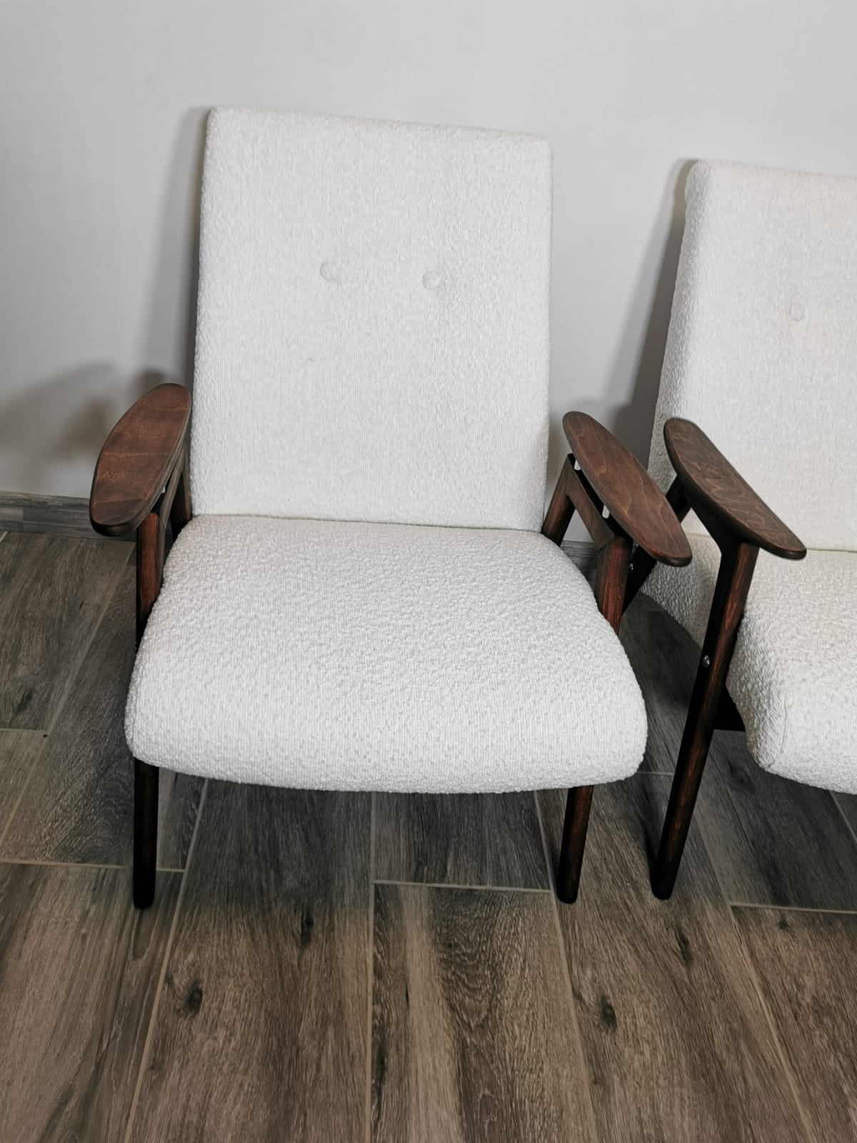 Paire de fauteuils par Jaroslav Smidek restaurés