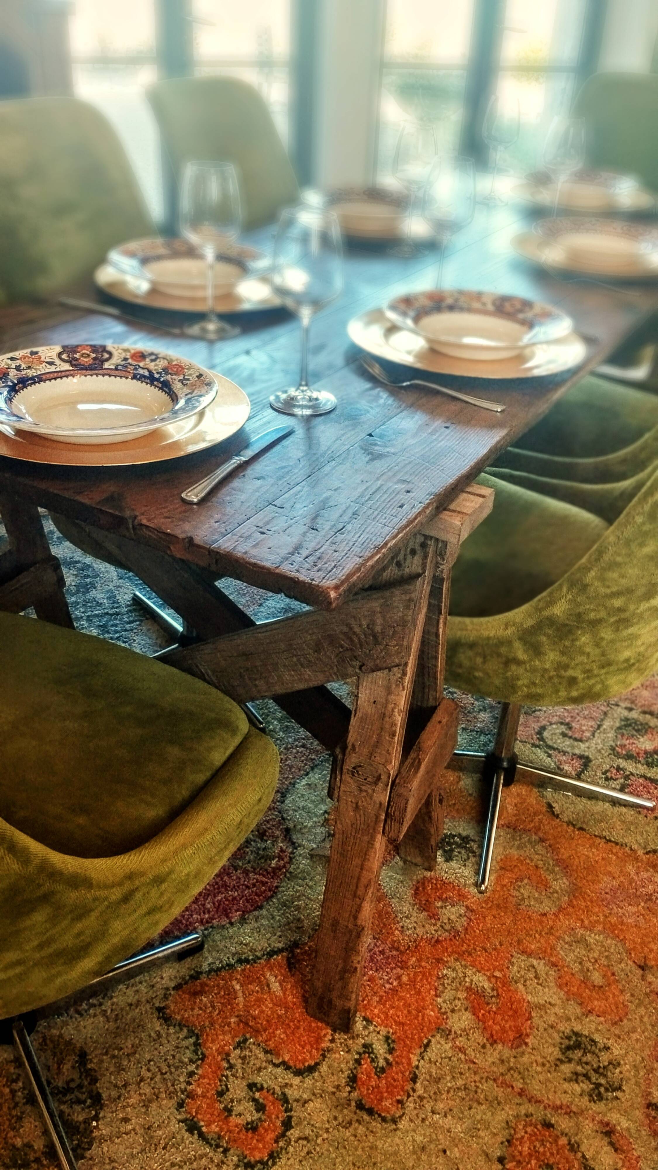 Table de ferme rustique patinée sur de lourds tréteaux