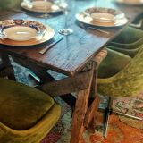 Table de ferme rustique patinée sur de lourds tréteaux