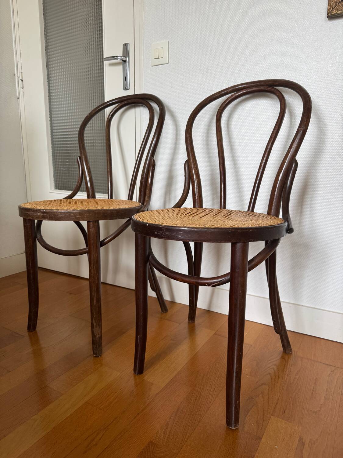 Paire de chaises bistrot en bois et cannage