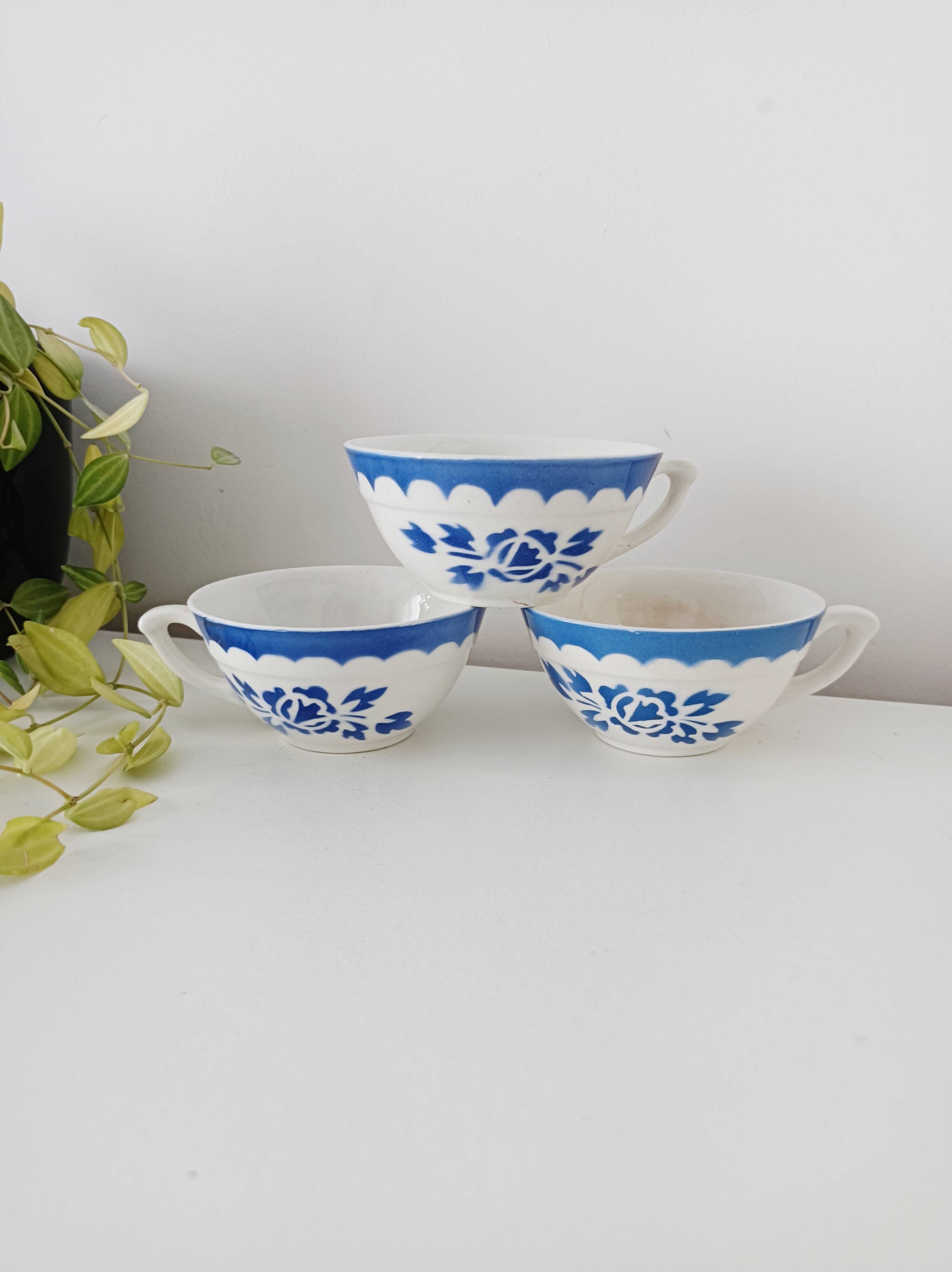 Set of 3 cups, blue floral decoration