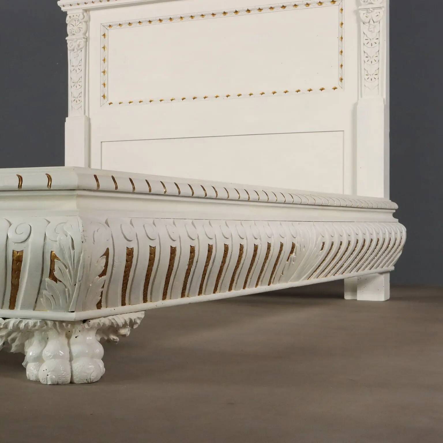 Lit ancien de style néo-Renaissance en peuplier sculpté, XXe siècle