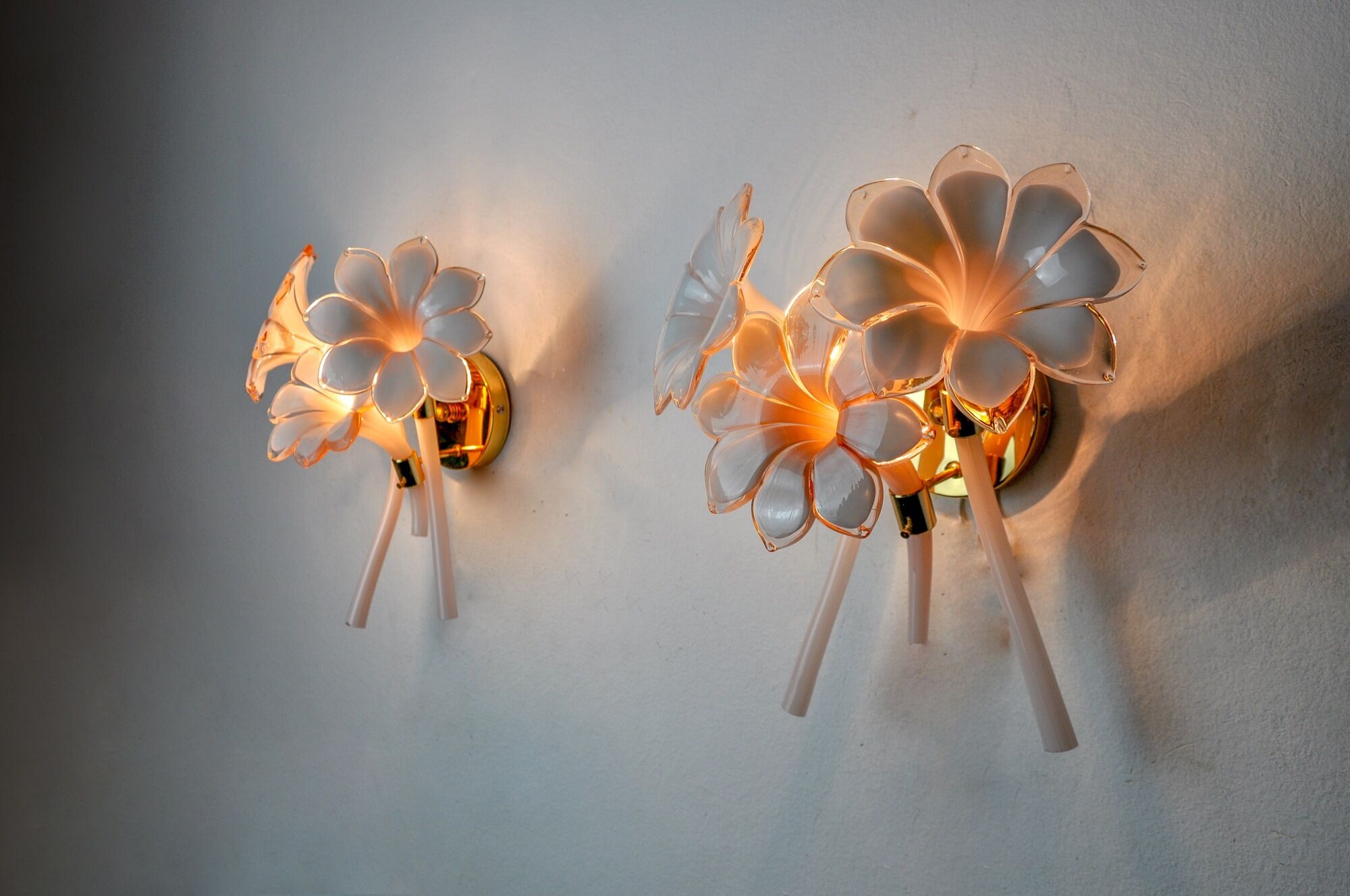 Paire d'appliques fleurs de lys roses, verre de murano, Italie, 1970