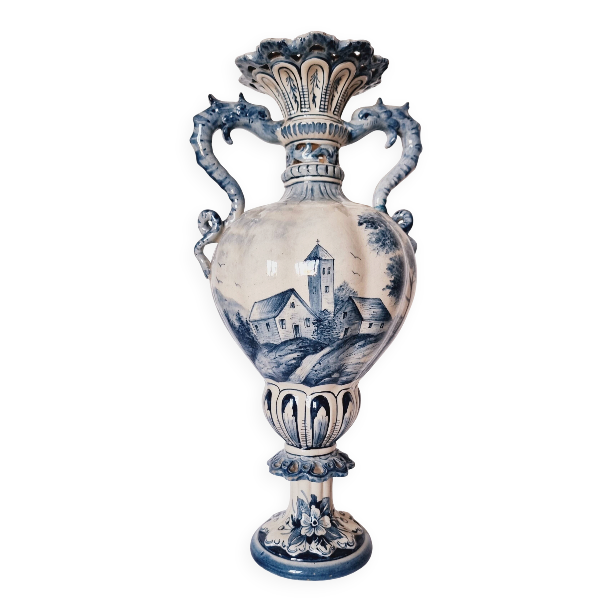 Large Spanish vase in Talavera style, hand-painted, adorned with a landscape.