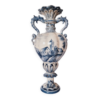 Large Spanish vase in Talavera style, hand-painted, adorned with a landscape.