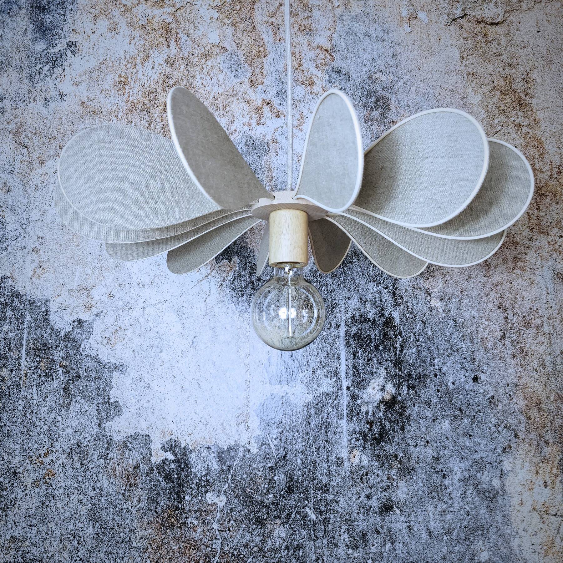 12-blade propeller suspension in rattan and natural linen