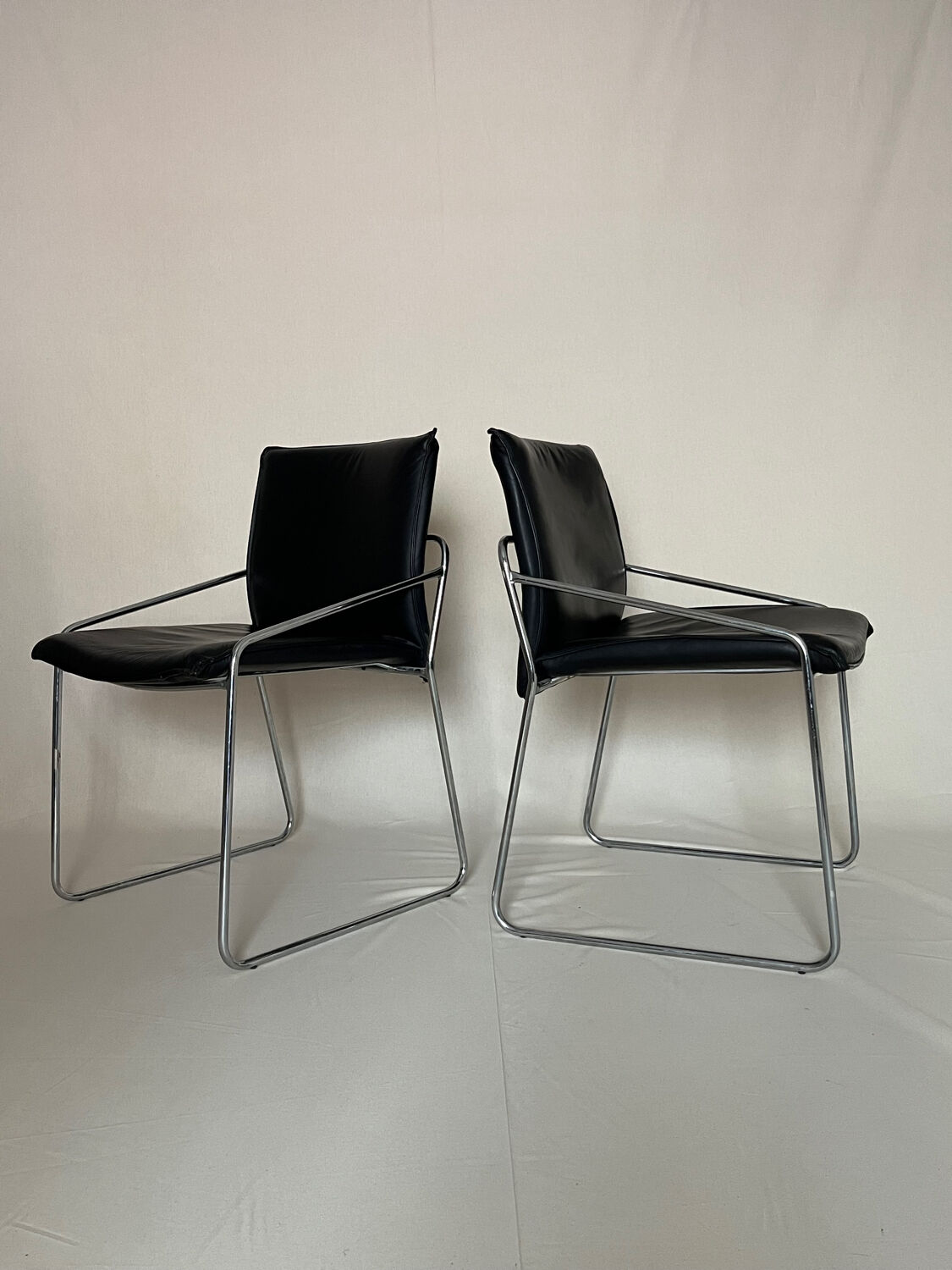 Ensemble de 6 chaises en cuir circa 1970