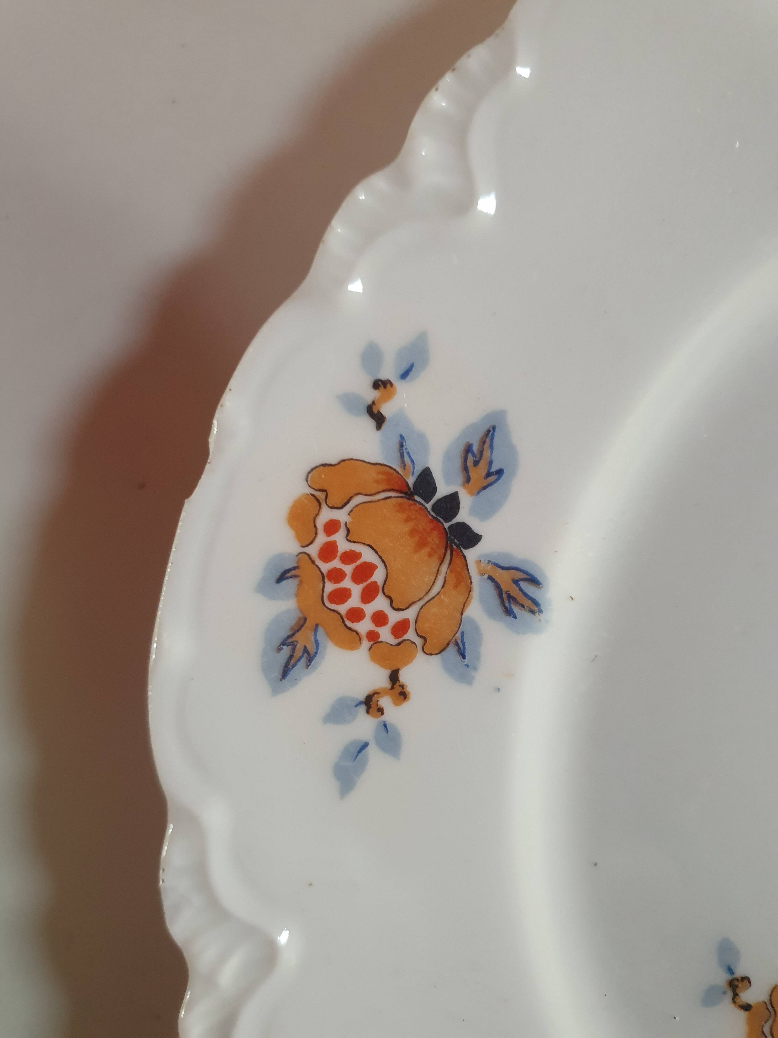 set of 4 dessert plates in white Limoges porcelain with flowers, the edge of one is different