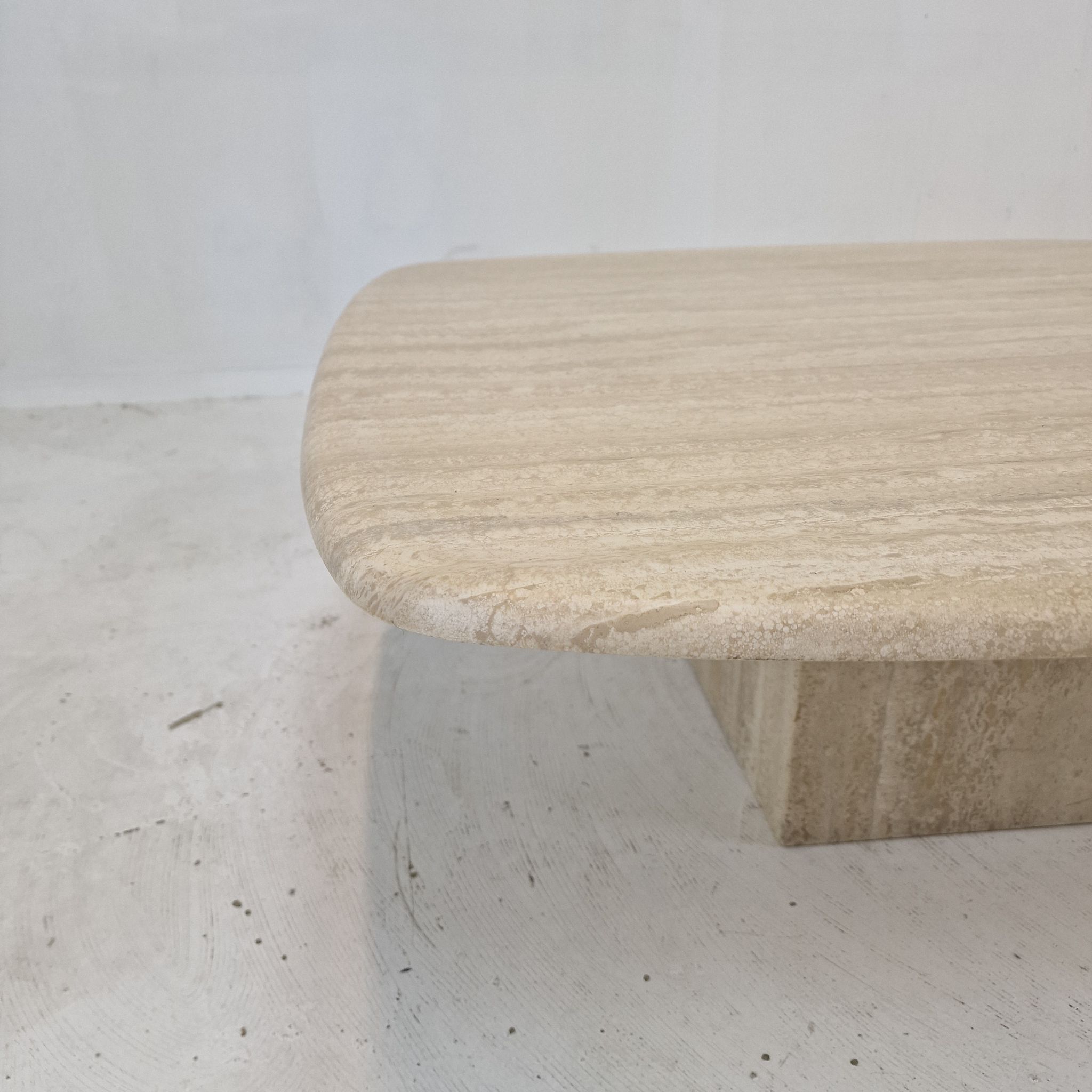 Italian coffee table in travertine 1980's