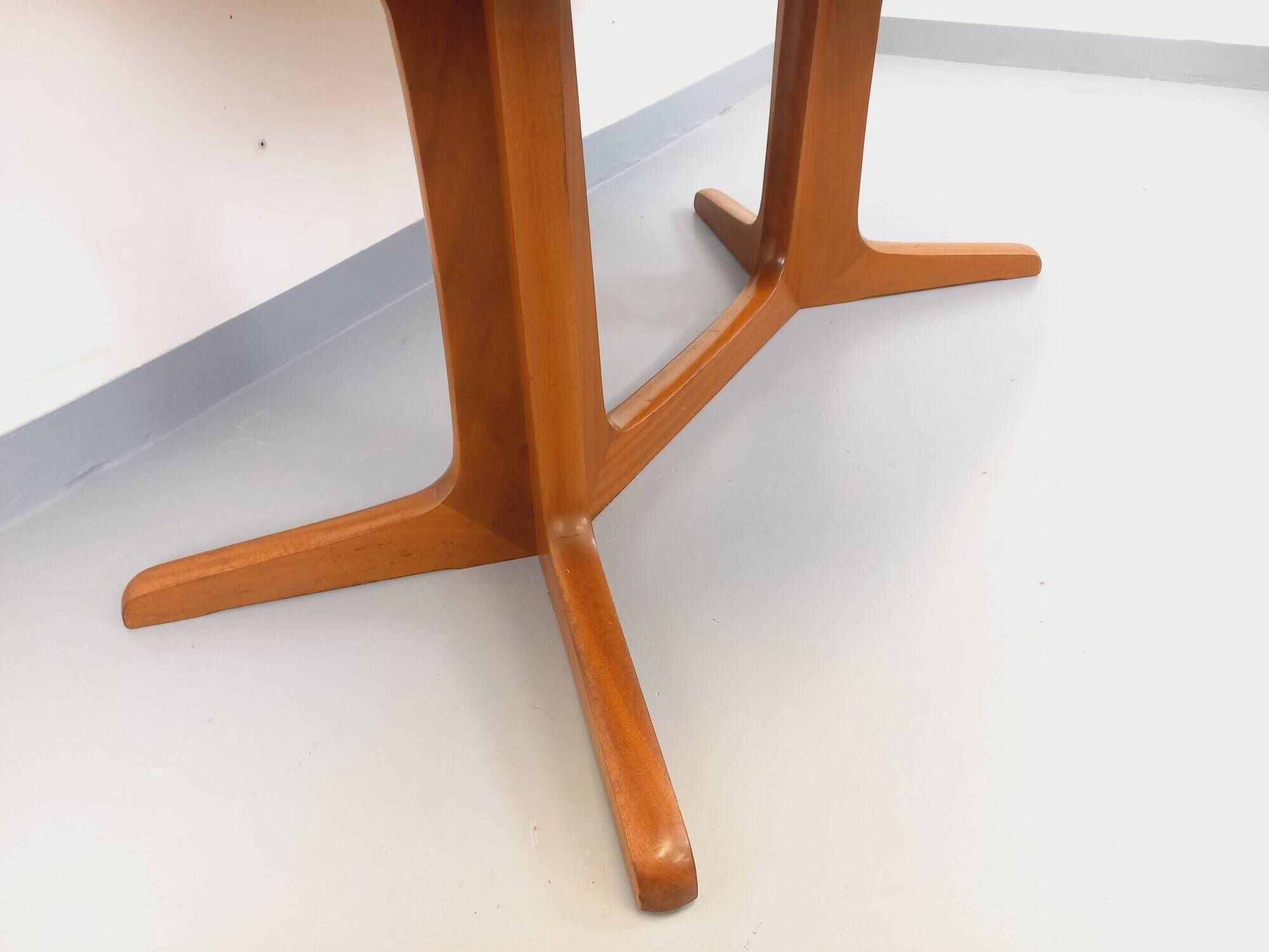 Vintage oval dining table Baumann from the 60s and 70s in teak with extension.