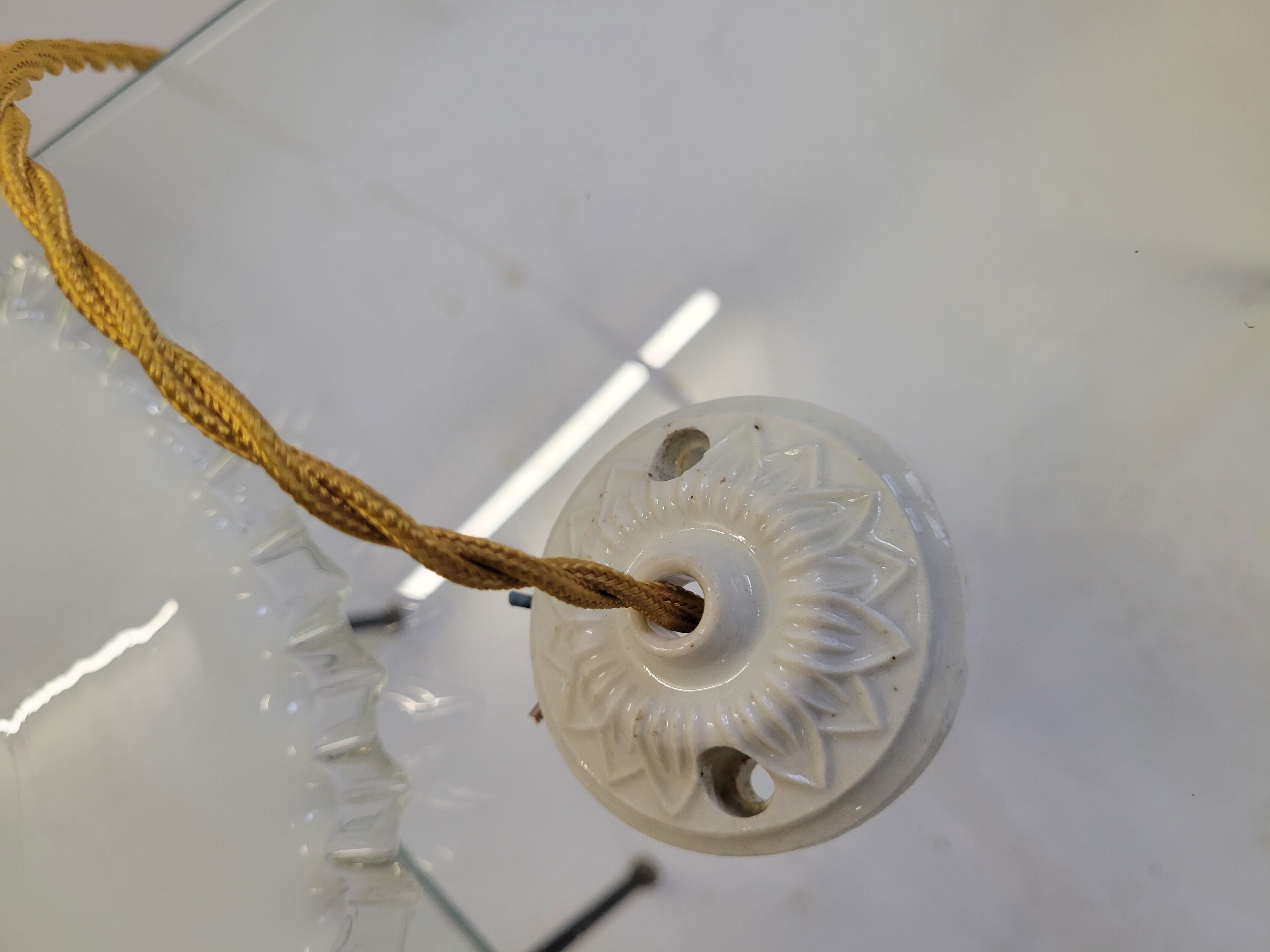 Serrated opaline suspension