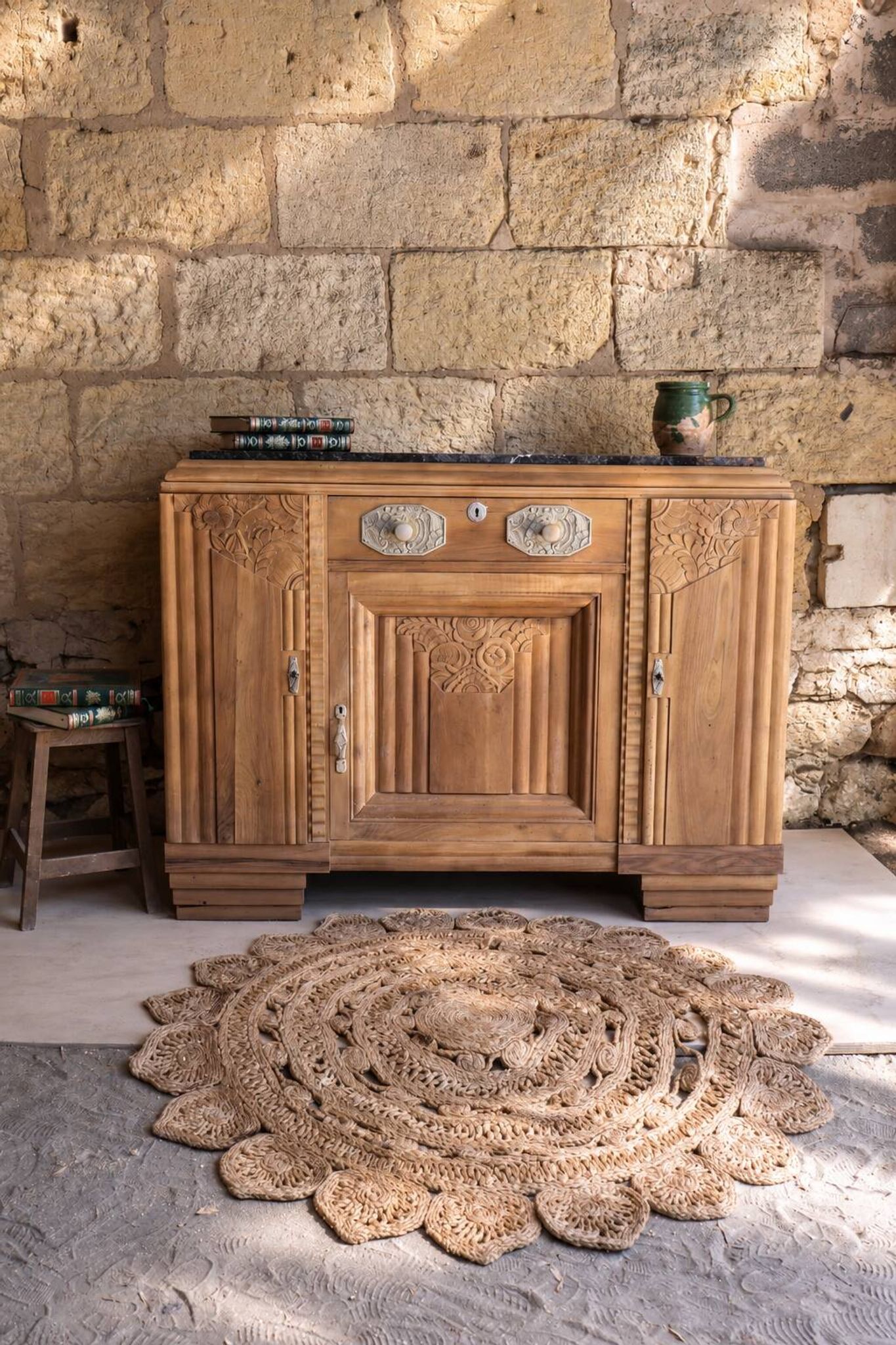 Art Deco buffet in carved walnut and black marble