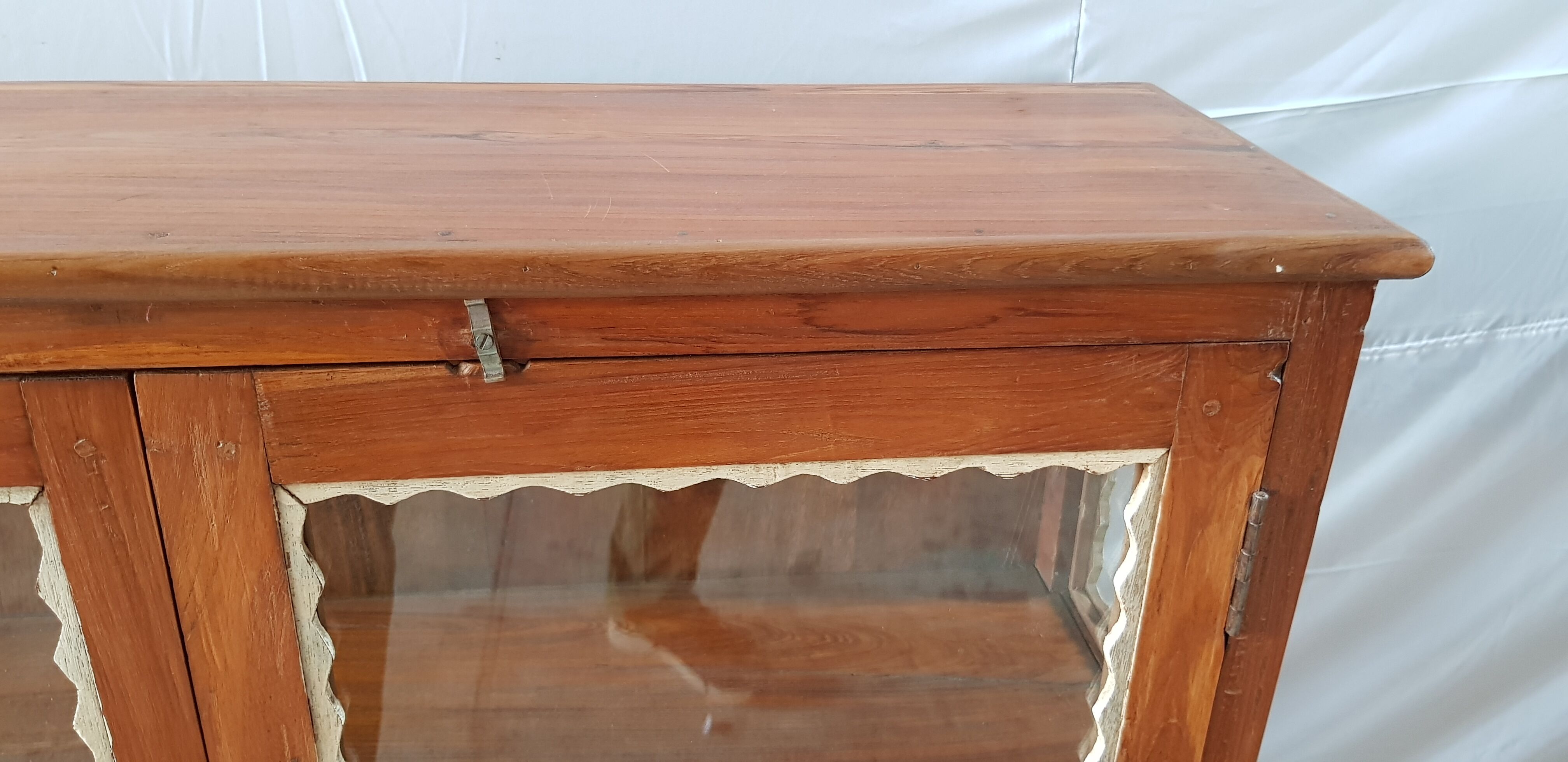 Ancienne vitrine en teck