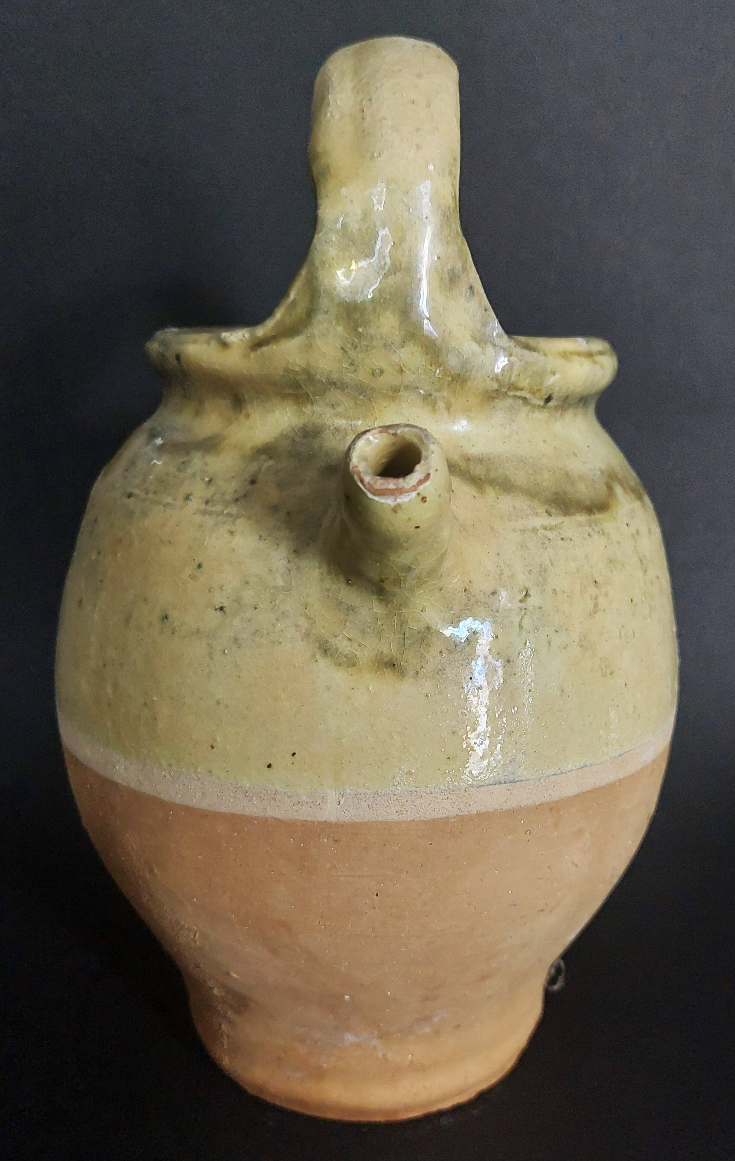 Cruche chevrette terre cuite vernissée à couverte jaune début XXème