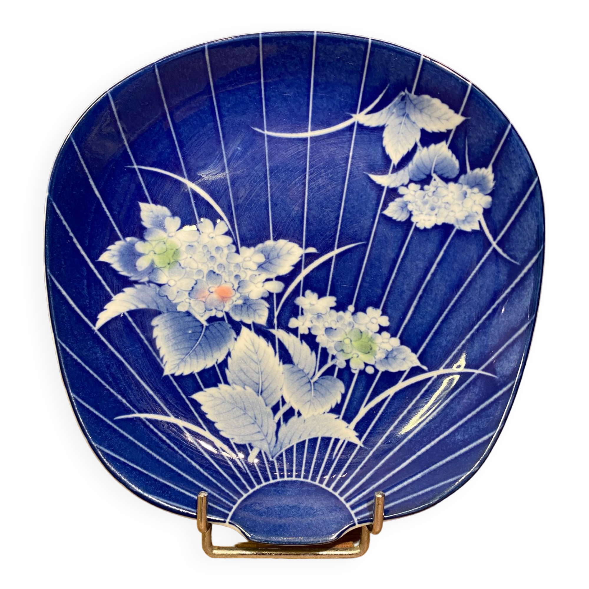Fan shaped flat cut in porcelain China Japan