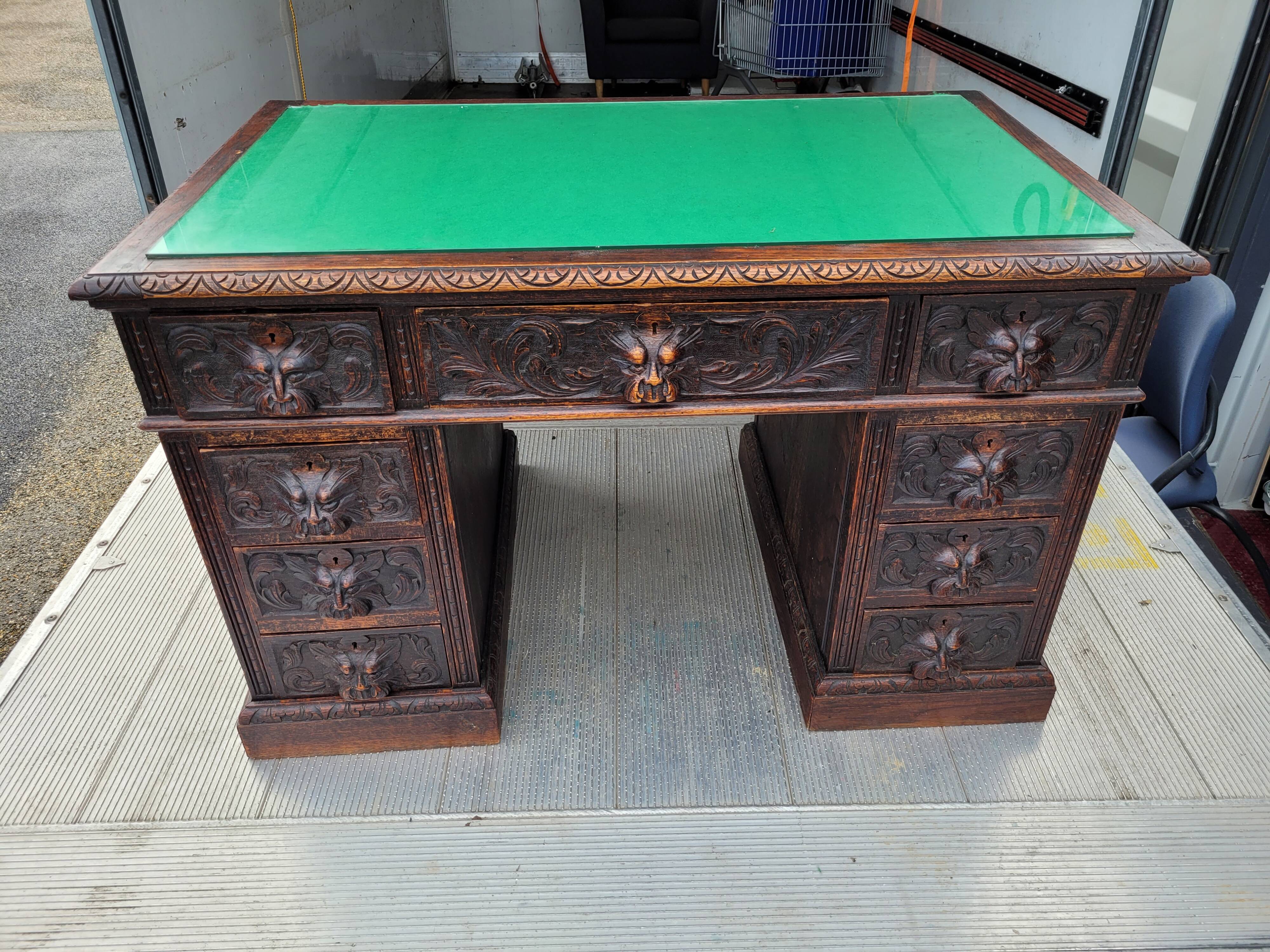 Bureau sculpté antique