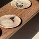 Vide poche, plat ou assiette circulaire en bois pétrifié beige tache noire