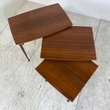 Tables gigognes scandinaves en teck du milieu du siècle, ensemble de 3