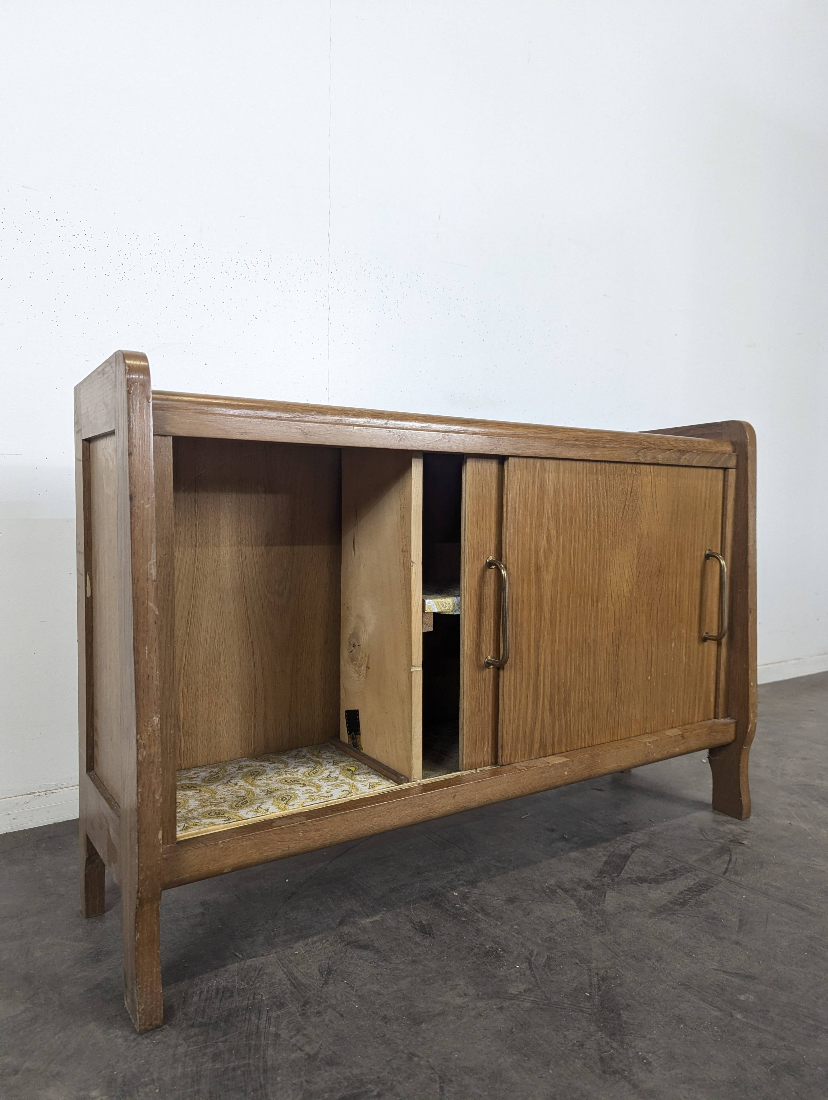Buffet moderniste en chêne à porte coulissante