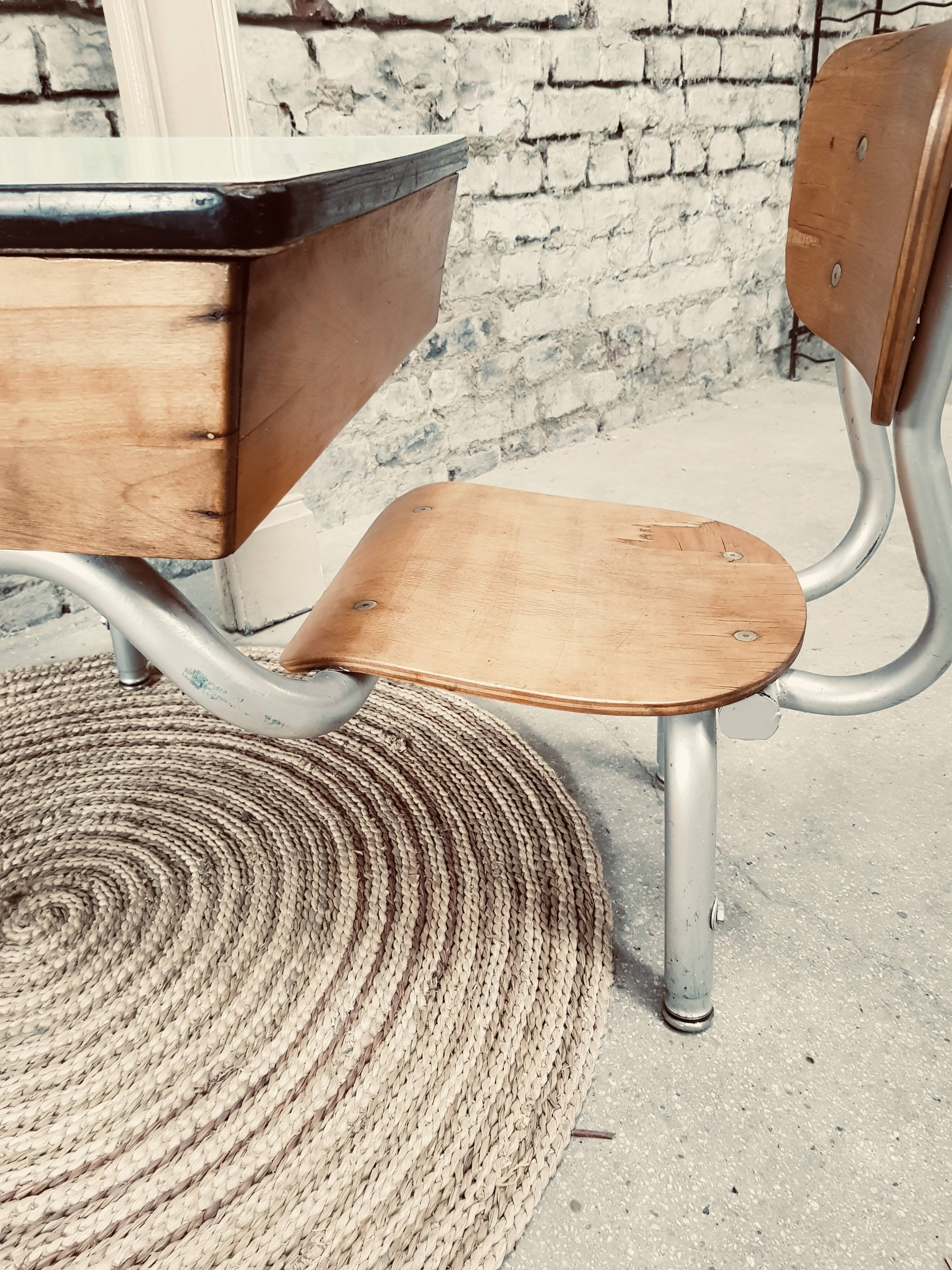 One-piece school desk