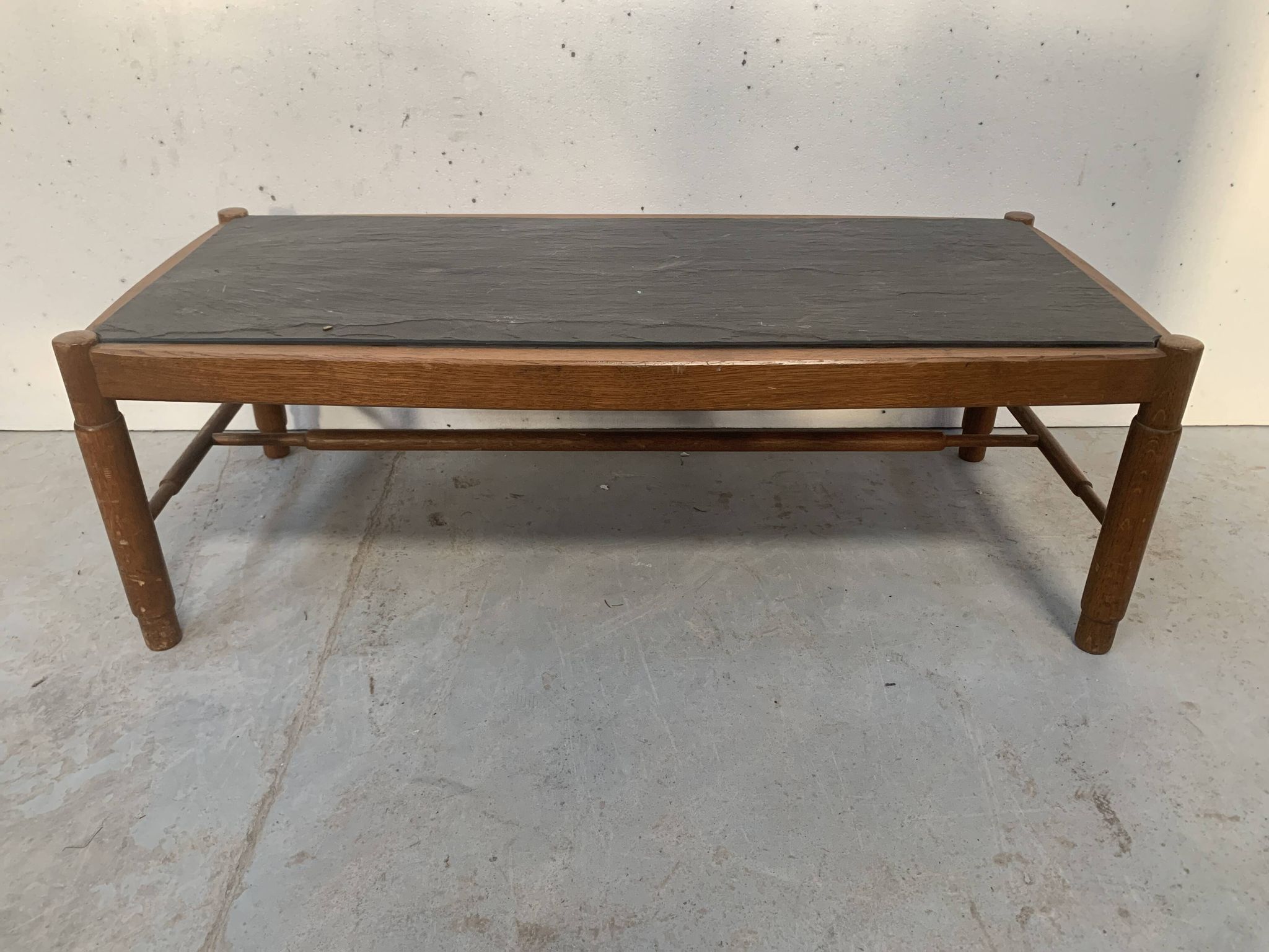 Table de salon en chêne et plateau d'ardoise XX siècle