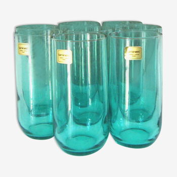 Set of 8 large glasses on wicker tray