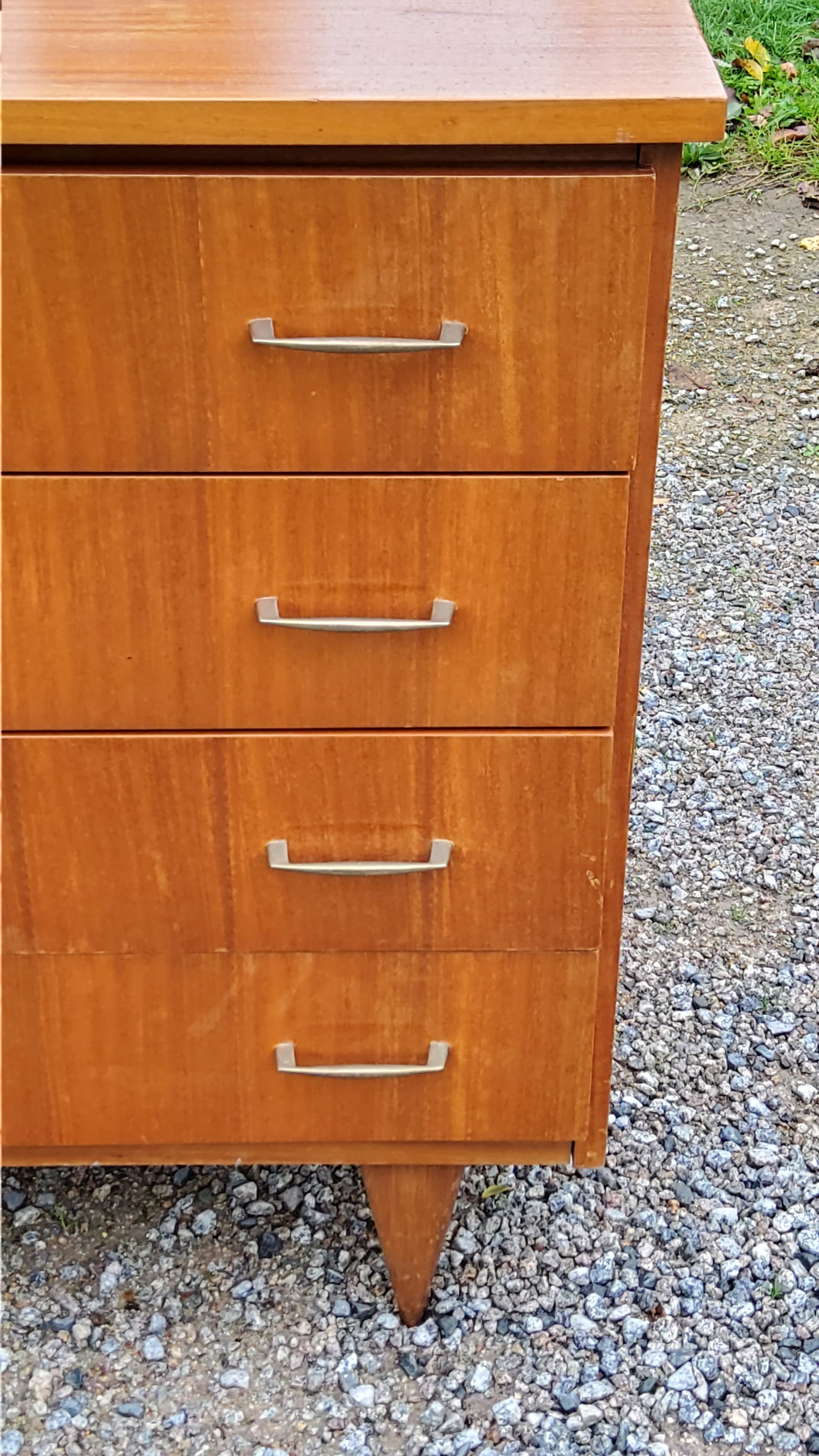 Chest of drawers from the 50s-60s in golden mahogany 4 drawers feet bobbin
