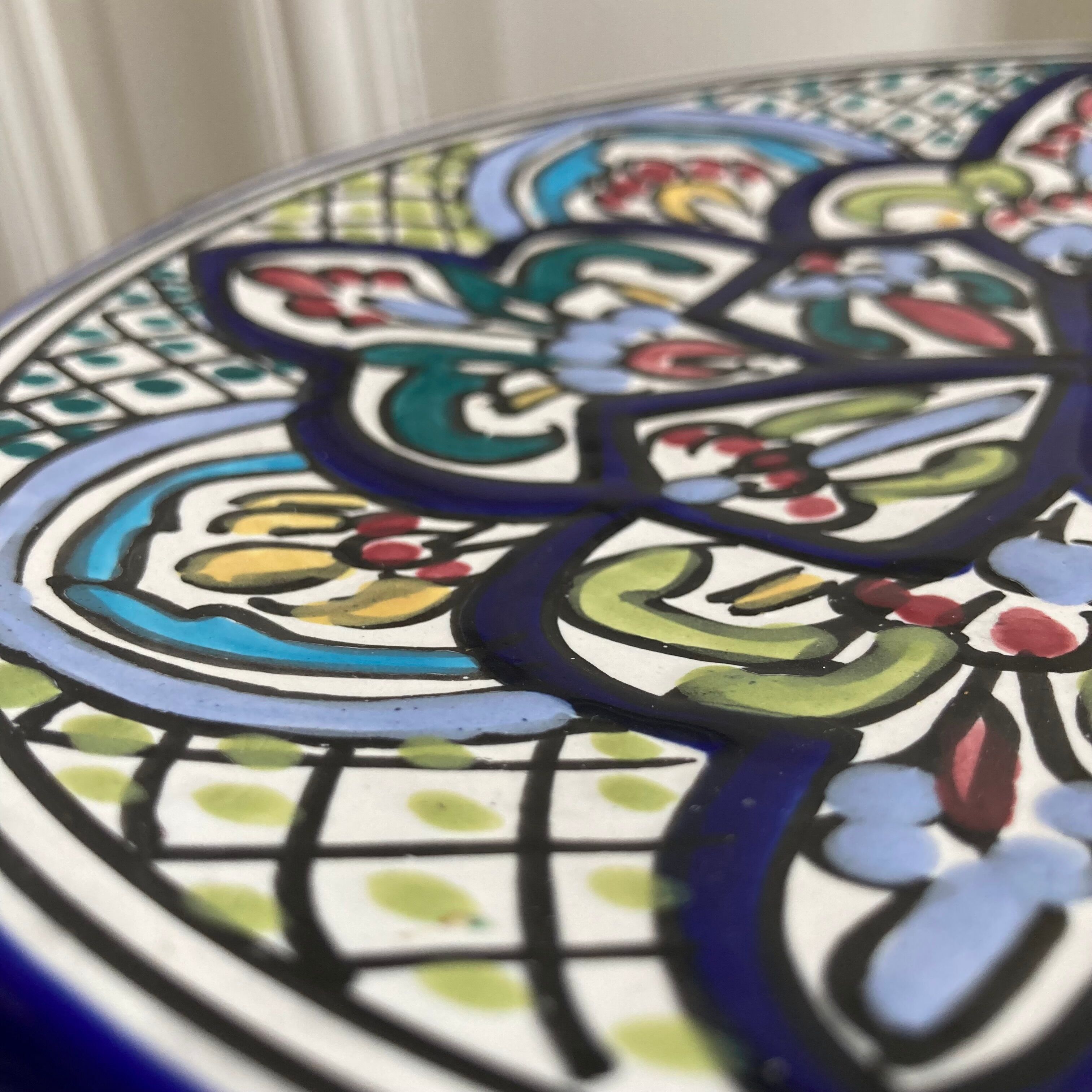 Polychrome decorative ceramic plate