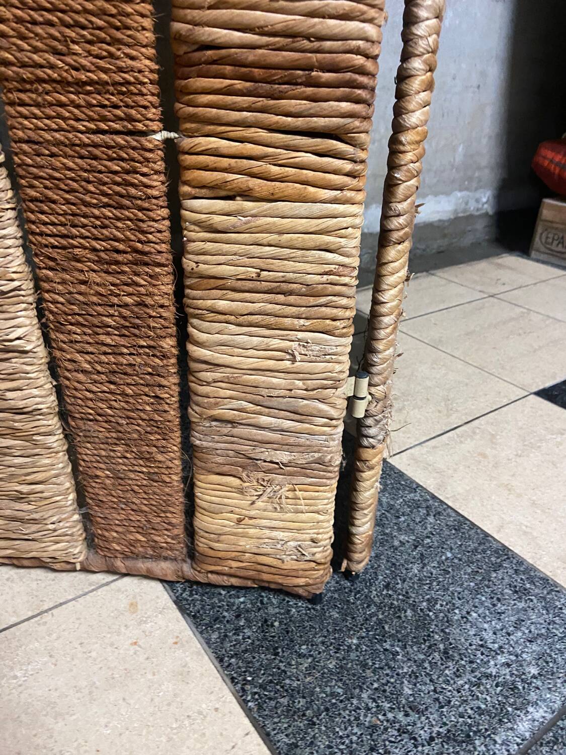 Vintage screen in straw and braided rope