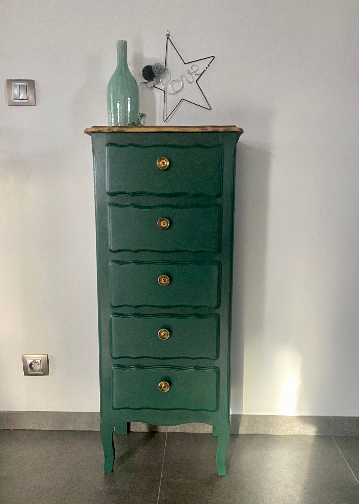 Chiffonnier 5 tiroirs relooké vert sapin et bois brut