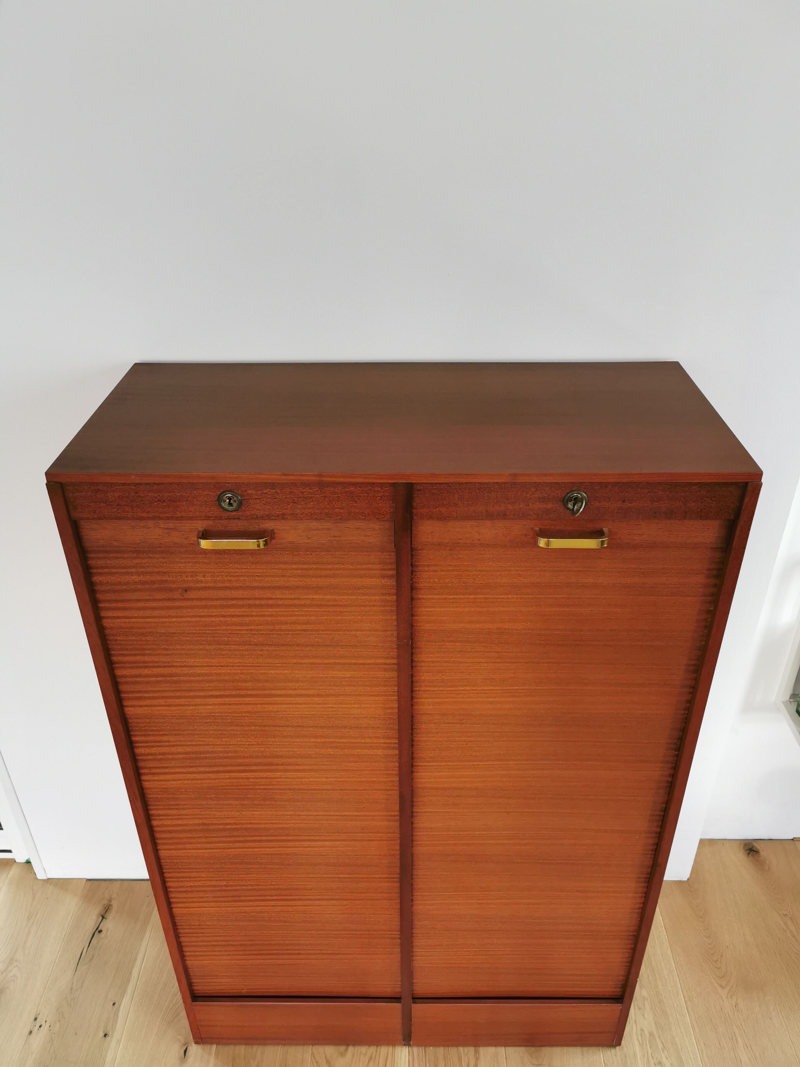 Cabinet curtain binder