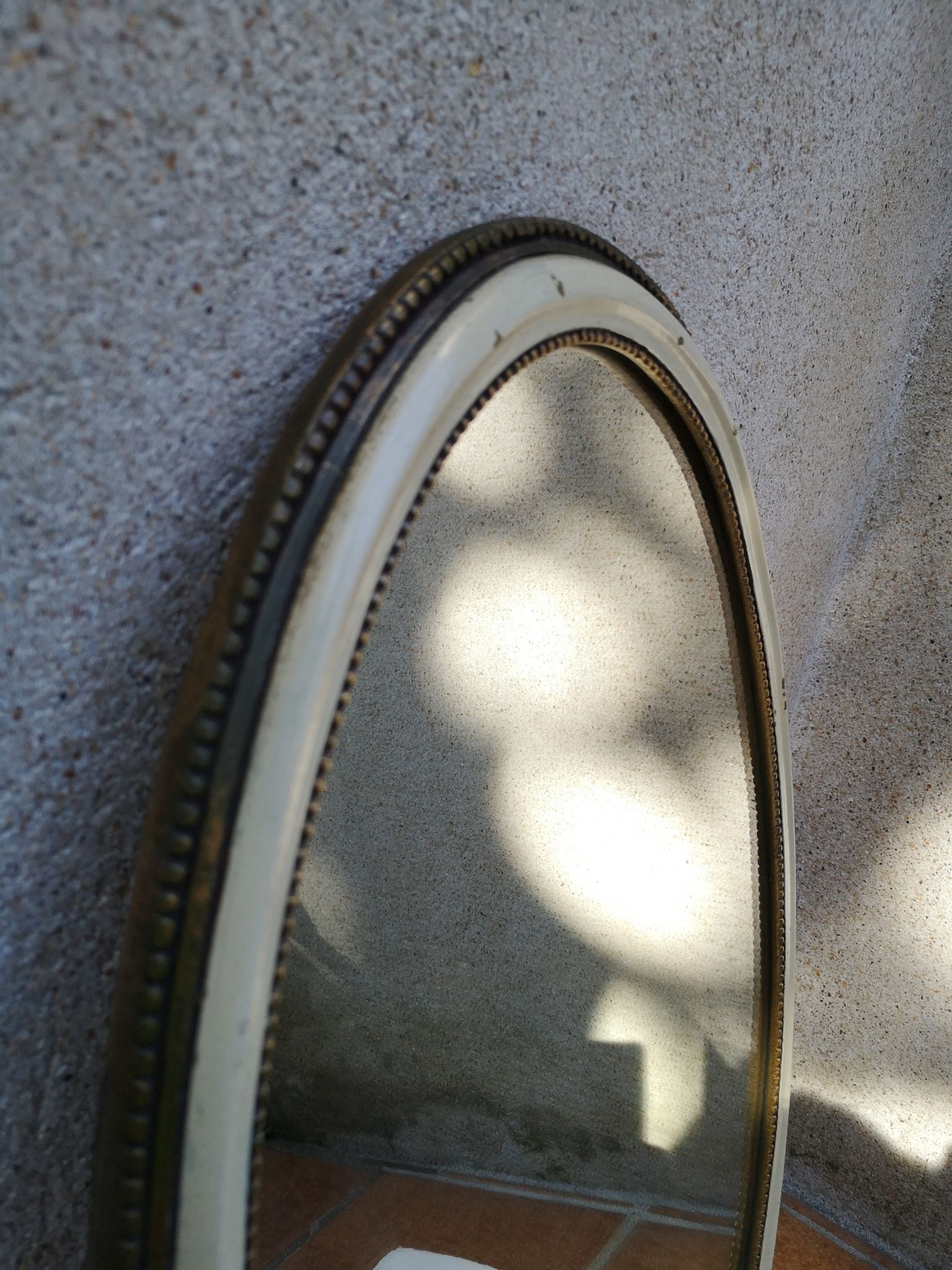 Ancien miroir ovale guilloché doré et peint