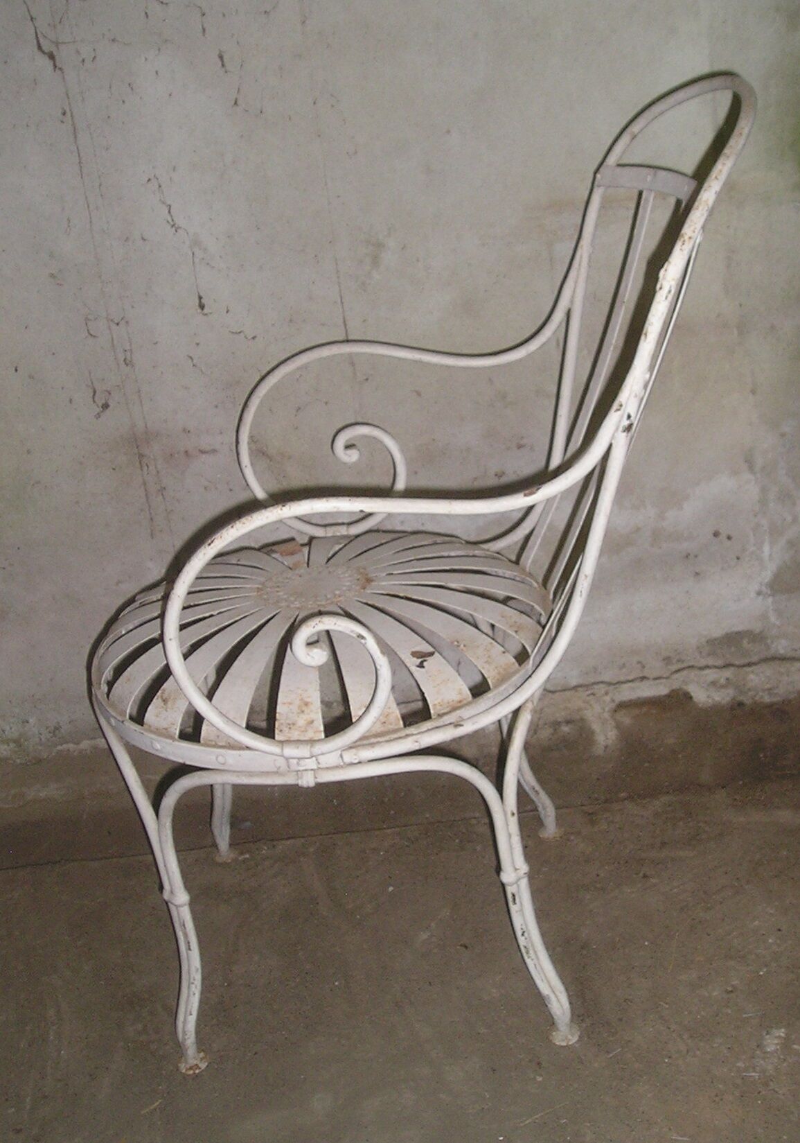 Wrought iron garden armchair with riveted flexible blades early XXth