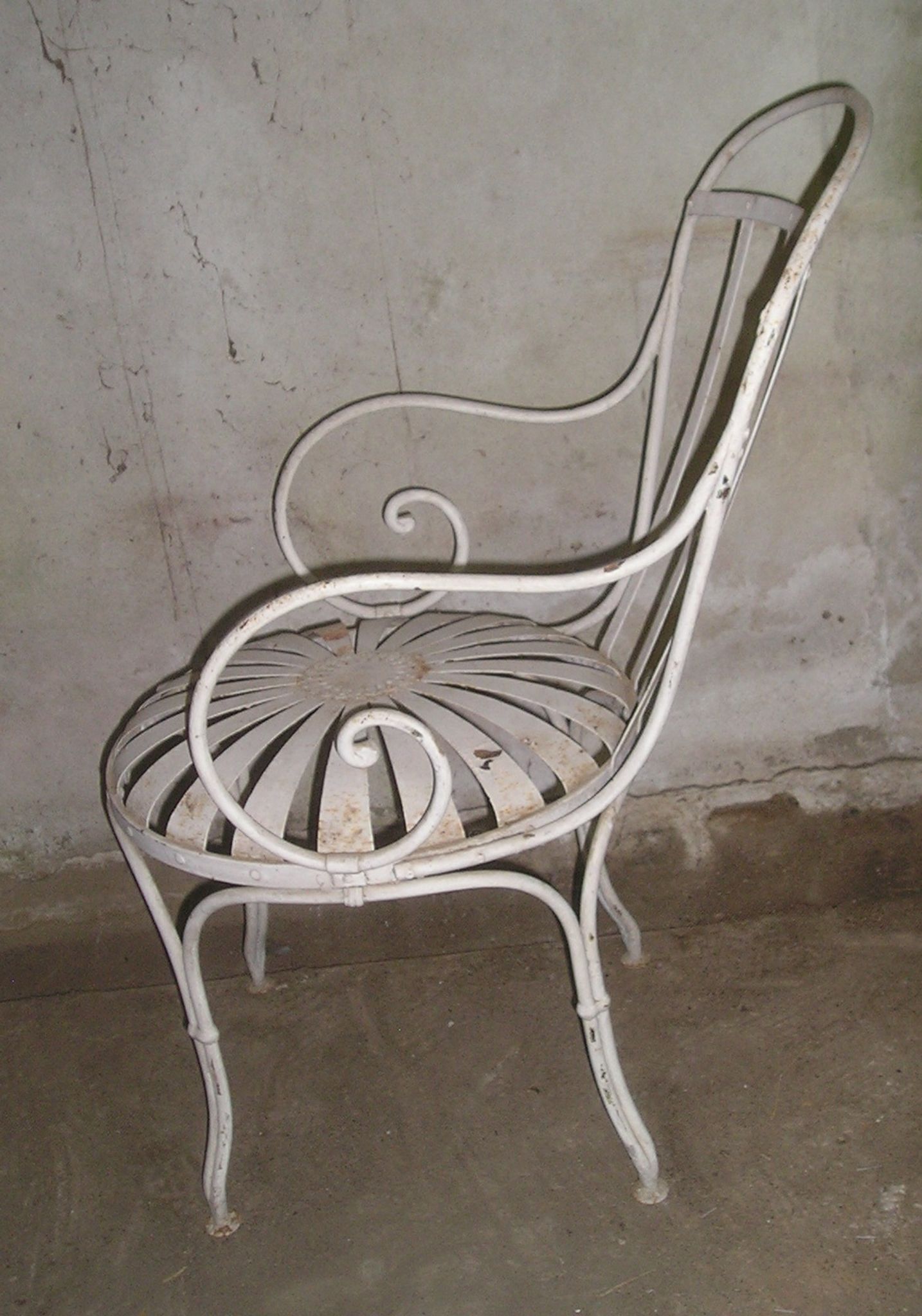 Fauteuil de jardin fer forgé à lames flexibles rivetées début XXè