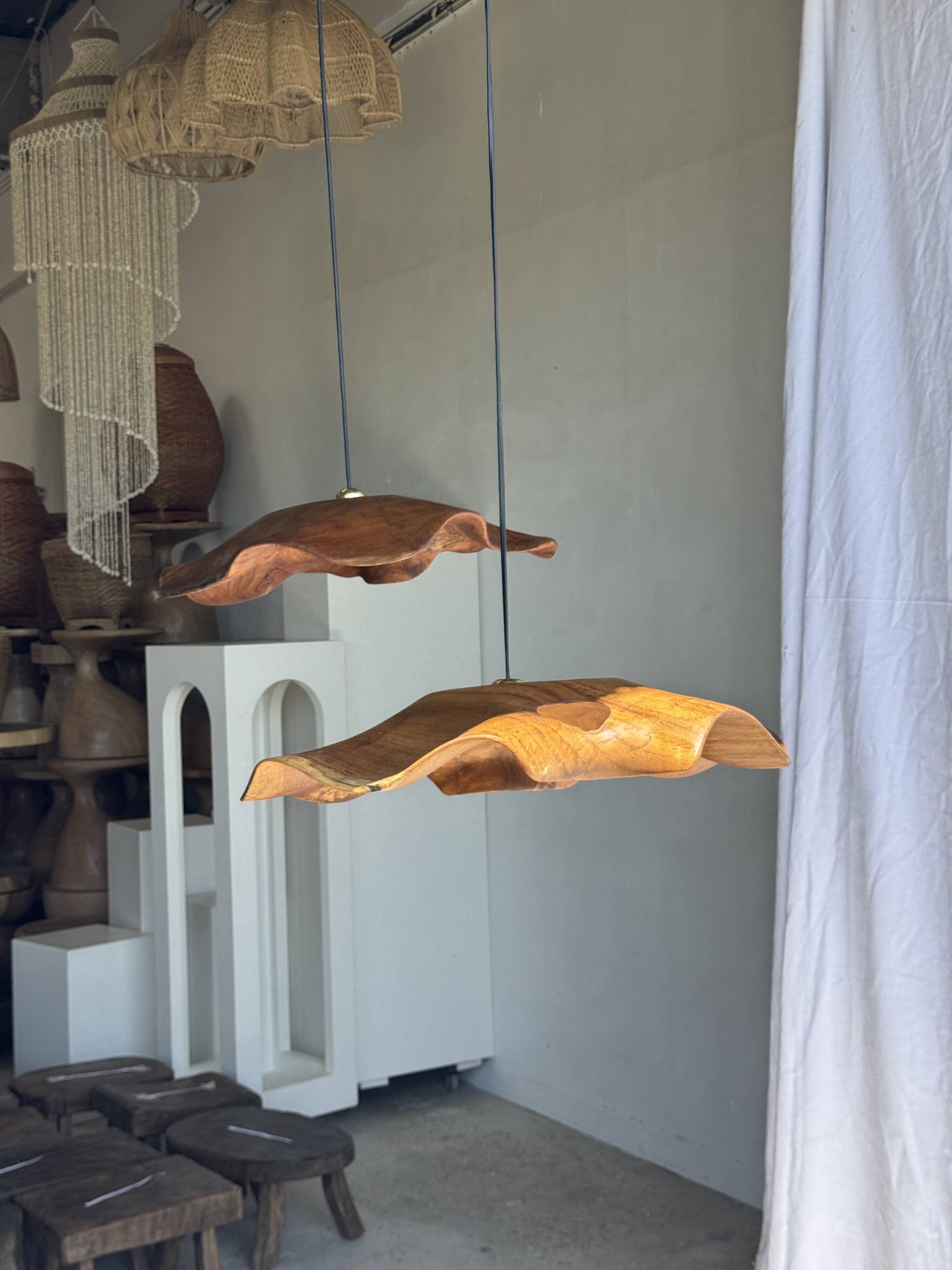 Large wavy flat leaf suspension in smooth teak D:50