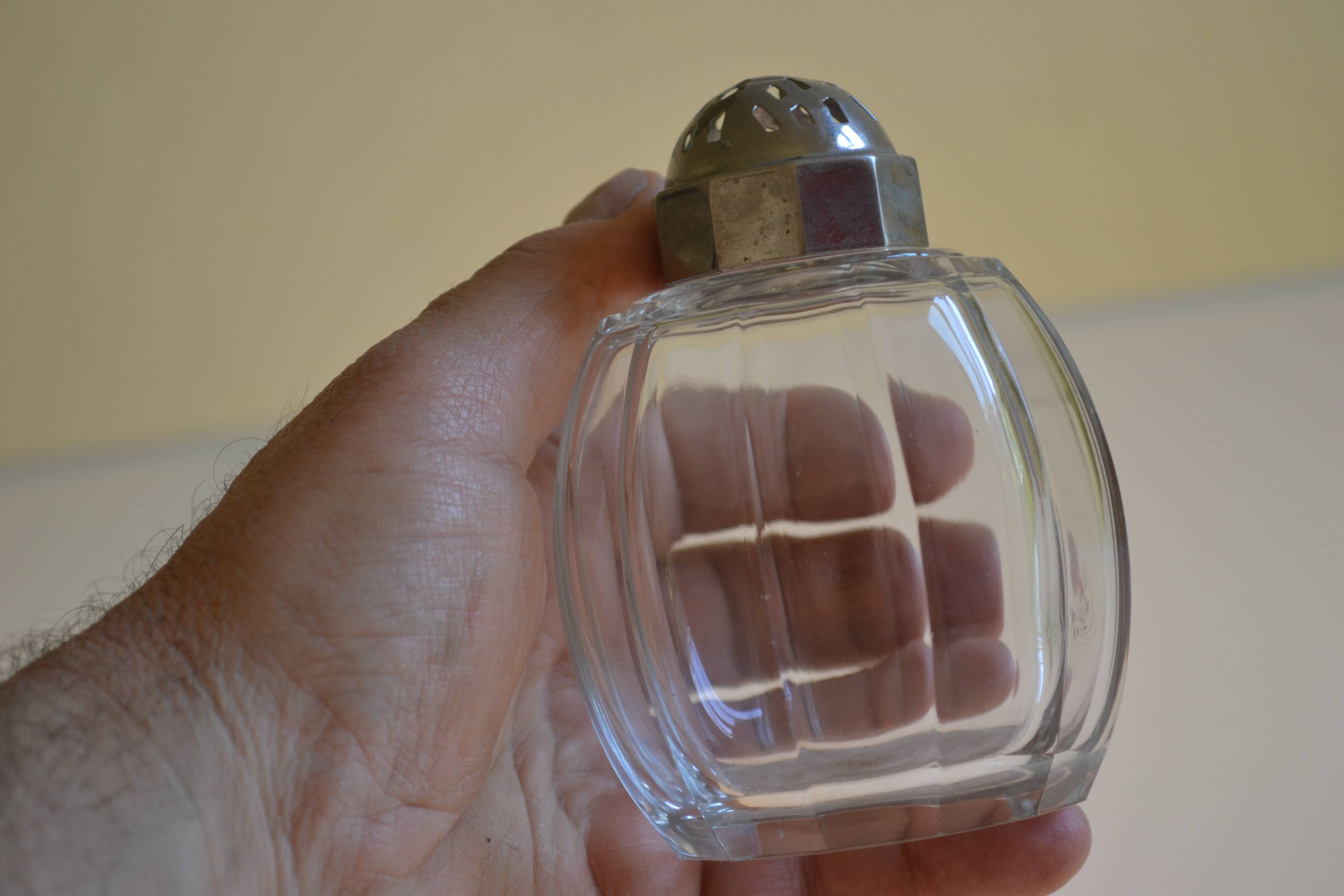 Sucrier Saupoudreuse Art Déco en verre de Tchécoslovaquie