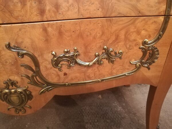 Commode galbée en loupe d'orme et bronze