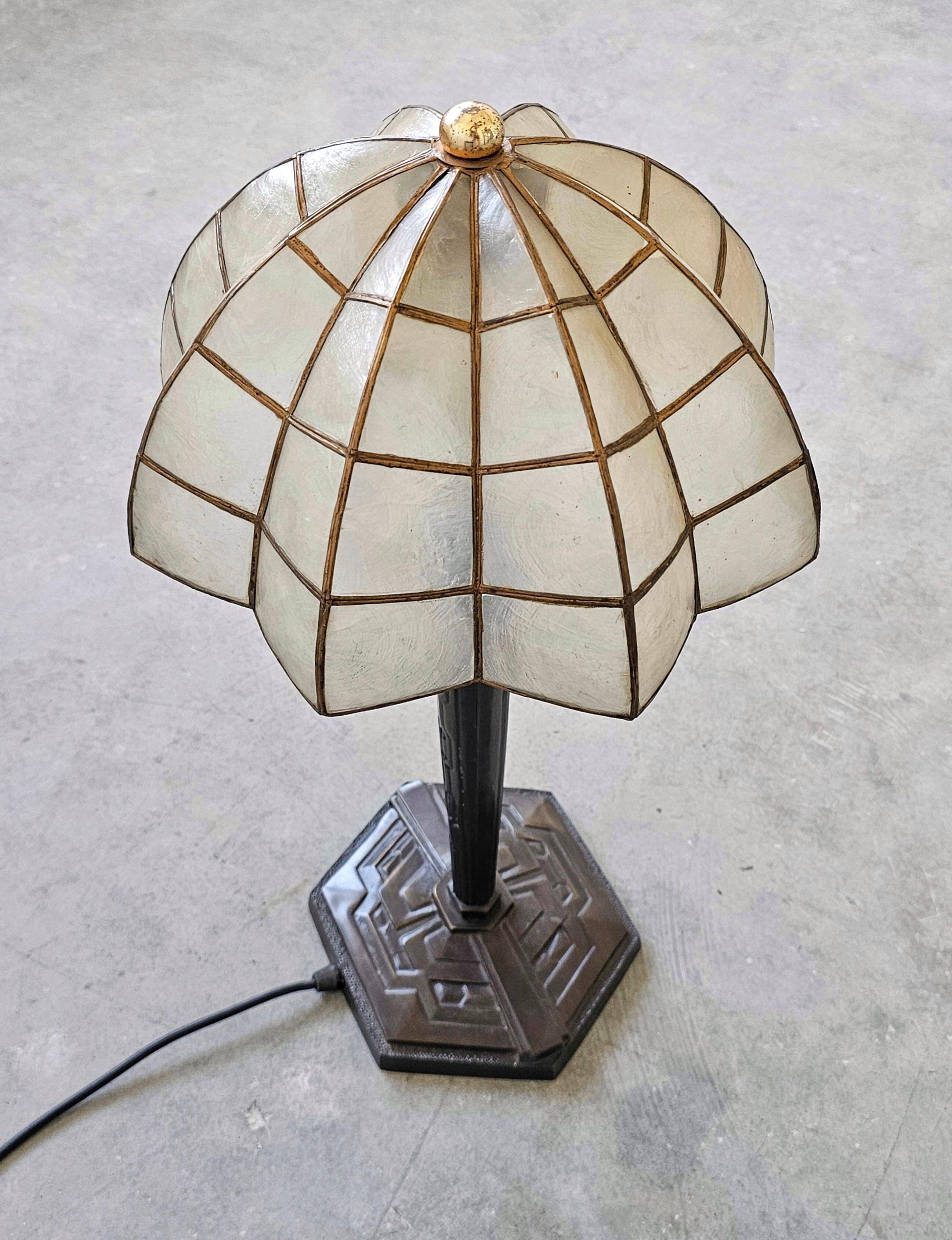 Lampe de table Art Déco tardive en bronze avec abat-jour coquille Capiz années 1950