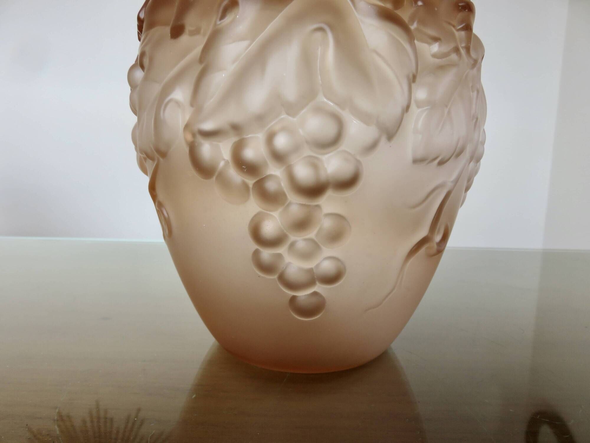 Art Deco vase in moulded pink glass, signed "Souchon Neuvesel", 1940s.