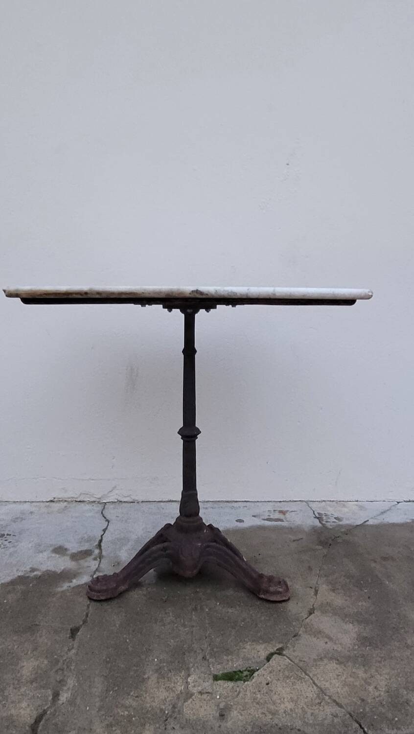 Bistro pedestal table in marble and cast iron lion paws