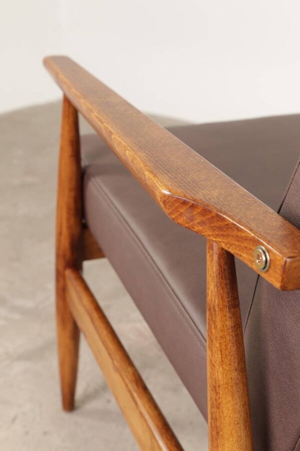 Fauteuil vintage cuir vegan marron conception moderne