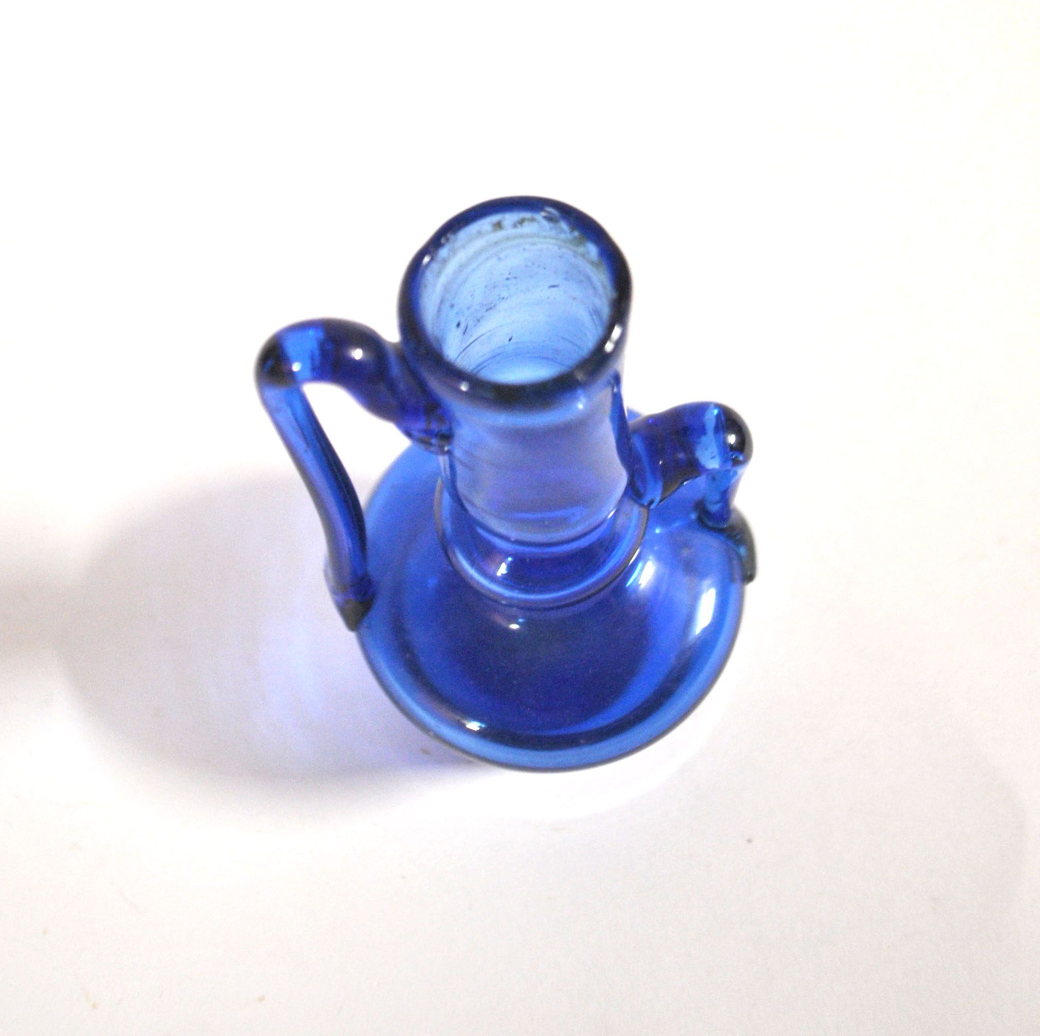 Miniature soliflore vase, antique blown glass in blue, craftsmanship from 1900.