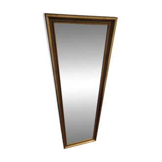 Rectangular wooden mirror in gold.