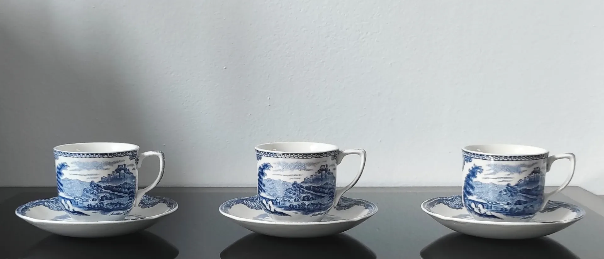 Lot de tasses et soucoupes vintage