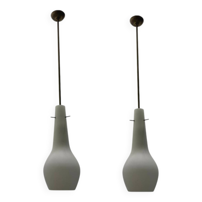 2 suspensions en verre opalin et bronze, années 1950