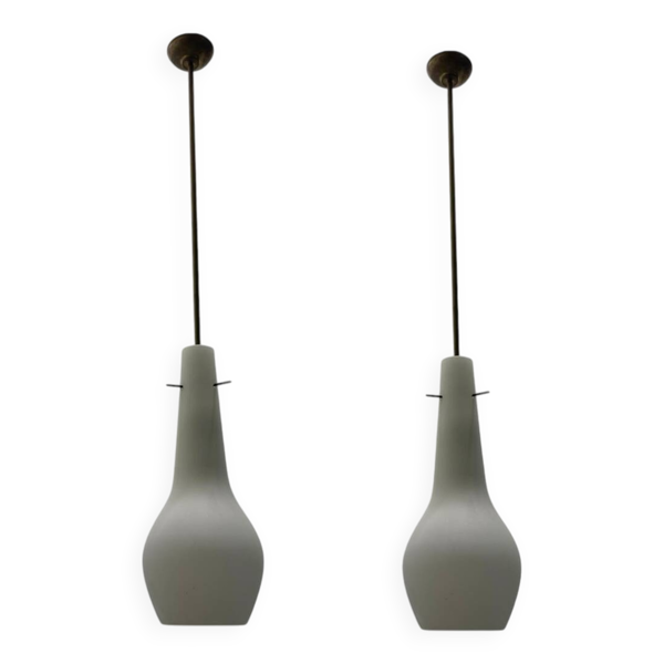2 suspensions en verre opalin et bronze, années 1950