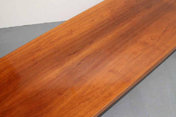 Table basse design des années 1960 en noyer