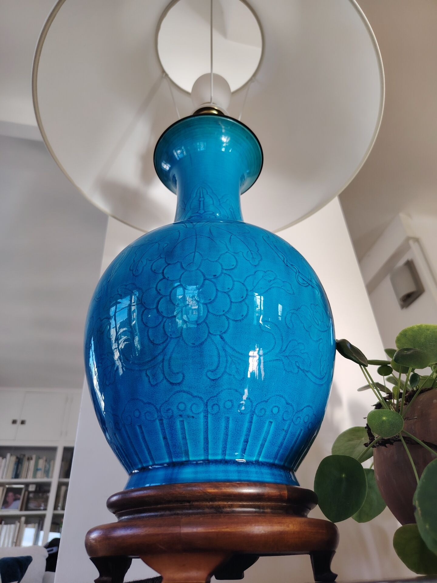Turquoise ceramic vase lamp, incised Chinese decoration, late 19th century.